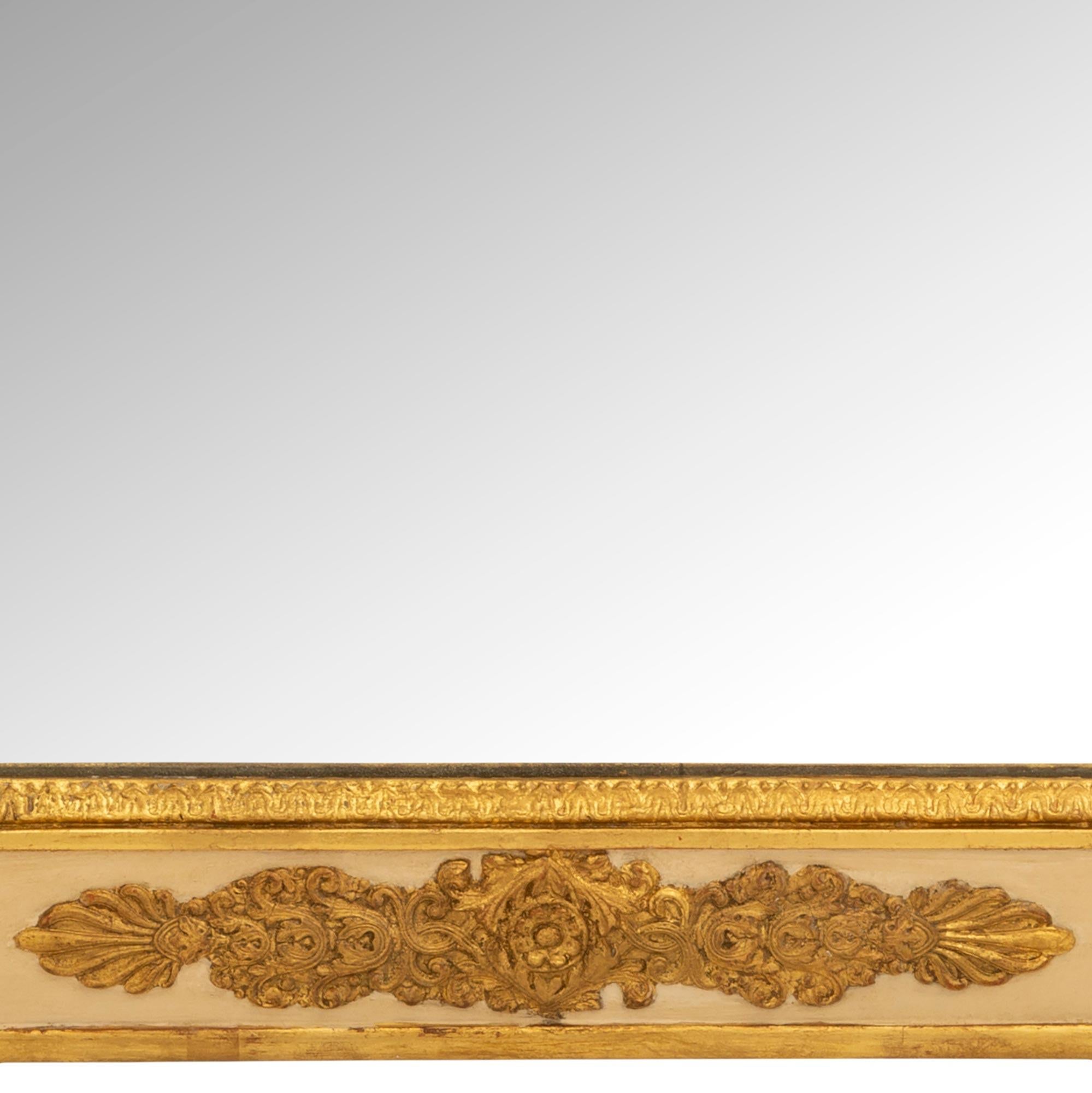 Ein Paar französische Spiegel aus dem frühen 19. Jahrhundert aus vergoldetem Holz im Angebot 2