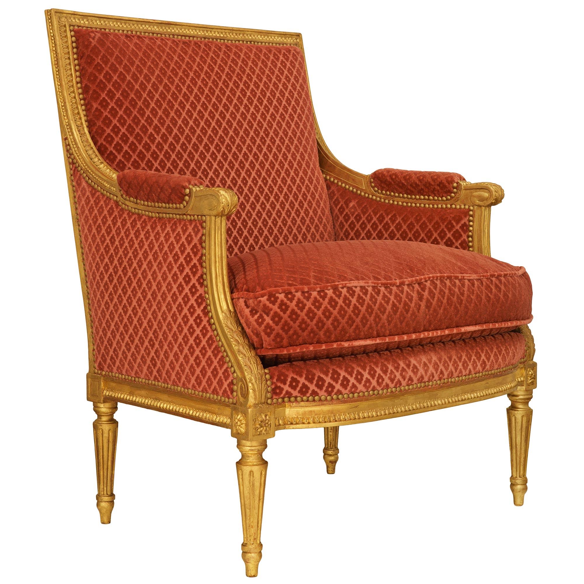 Français Paire de fauteuils en bois doré de style Louis XVI du début du 19e siècle en vente