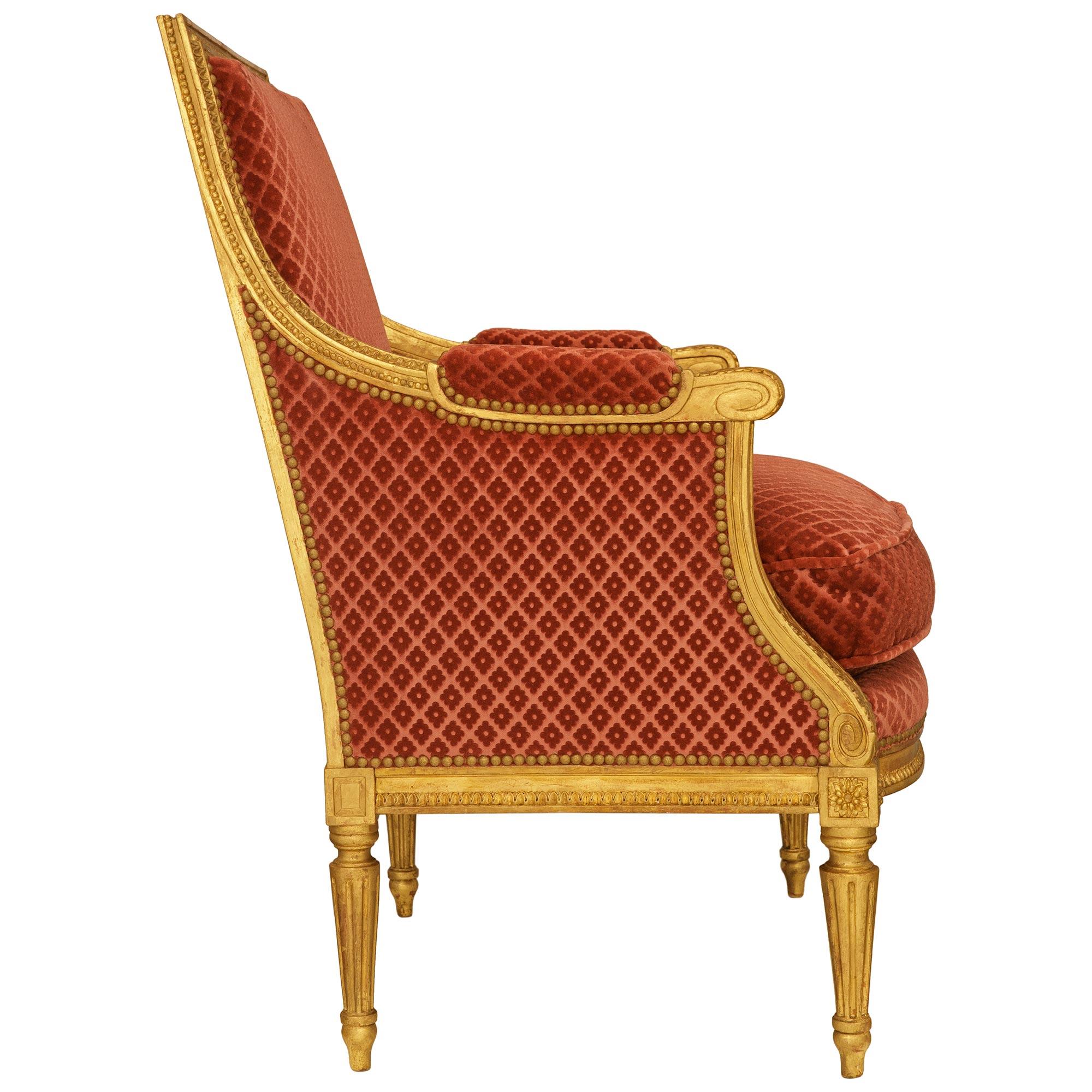 Paire de fauteuils en bois doré de style Louis XVI du début du 19e siècle Bon état - En vente à West Palm Beach, FL