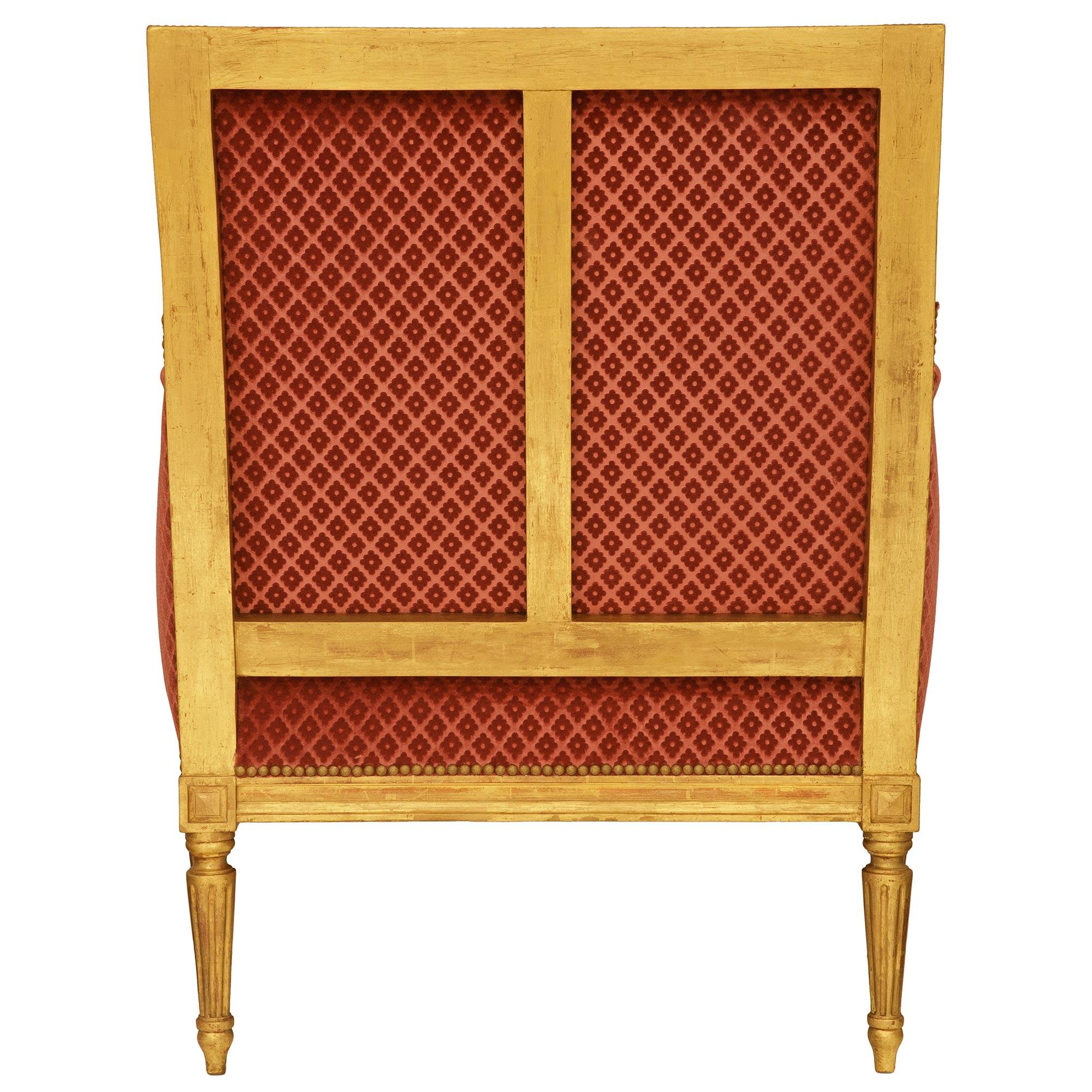 XIXe siècle Paire de fauteuils en bois doré de style Louis XVI du début du 19e siècle en vente