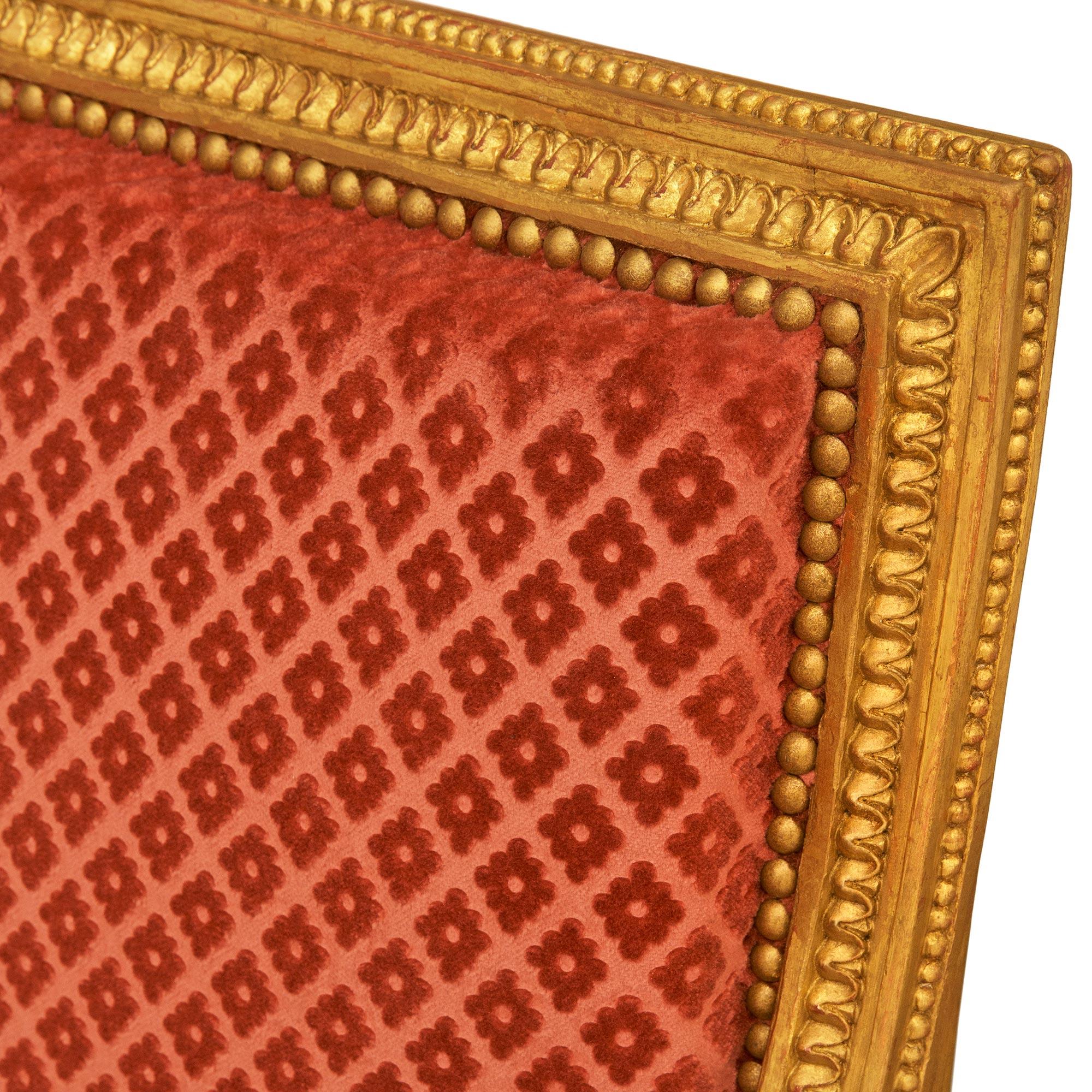 Bois doré Paire de fauteuils en bois doré de style Louis XVI du début du 19e siècle en vente
