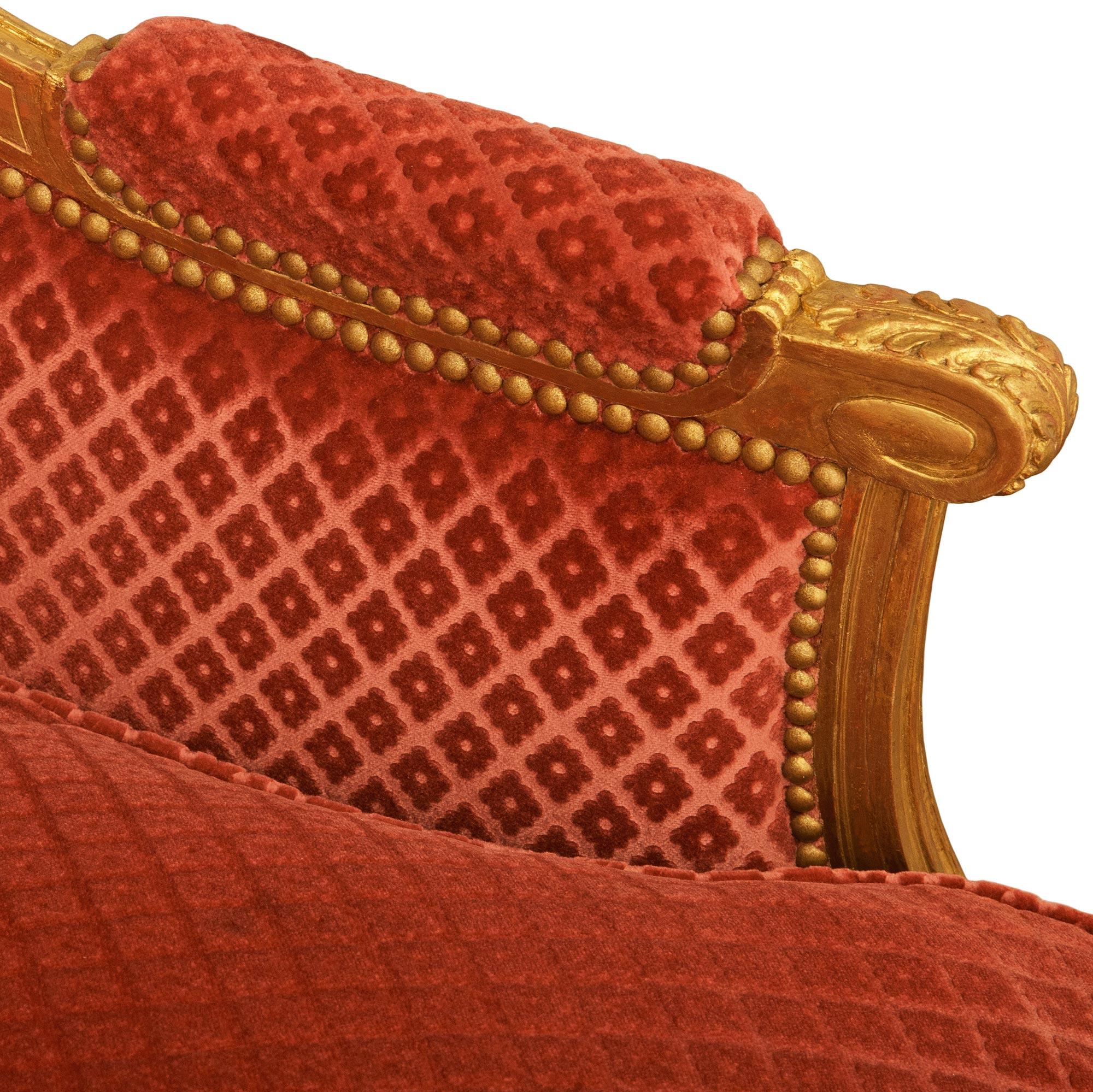 Paire de fauteuils en bois doré de style Louis XVI du début du 19e siècle en vente 2