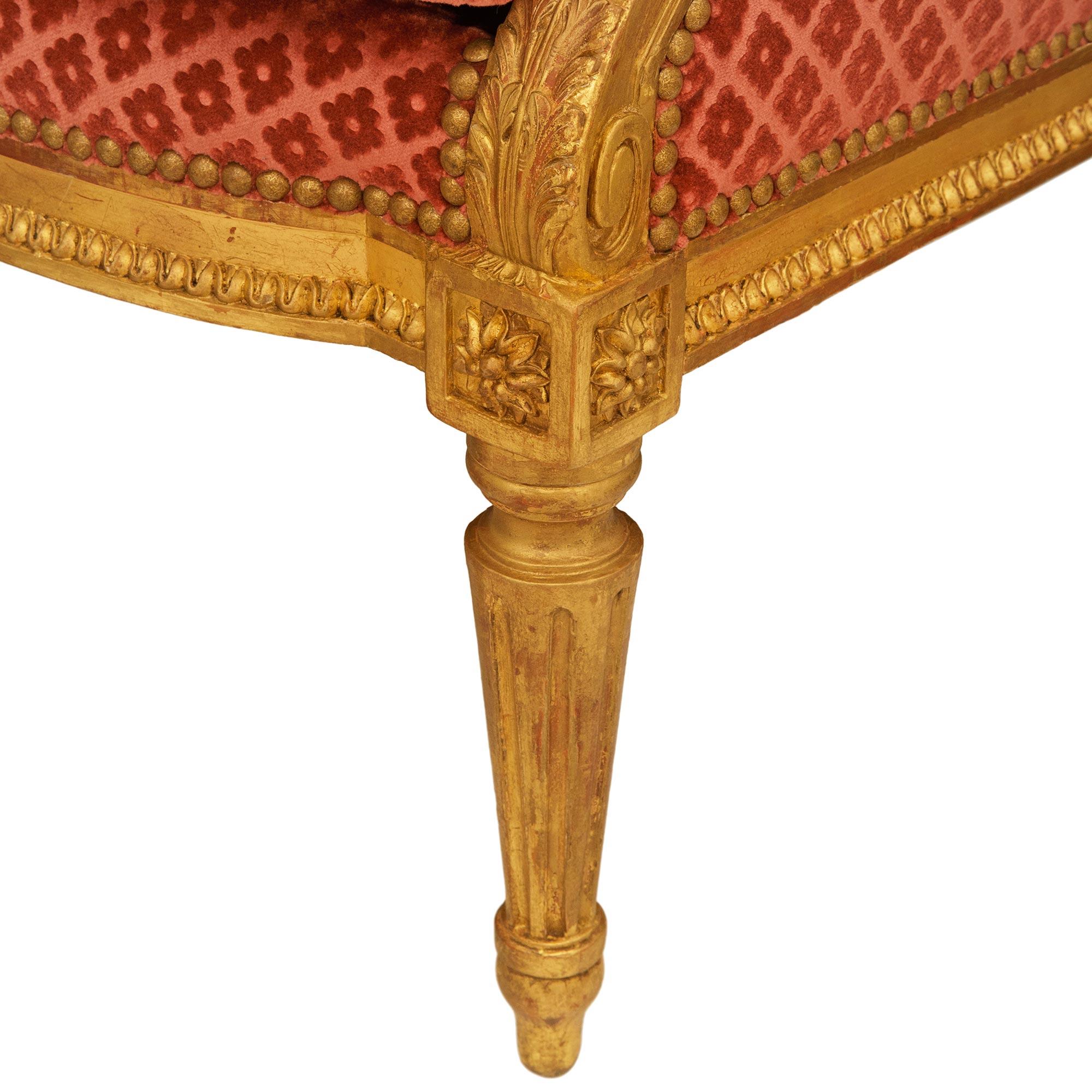 Paire de fauteuils en bois doré de style Louis XVI du début du 19e siècle en vente 3