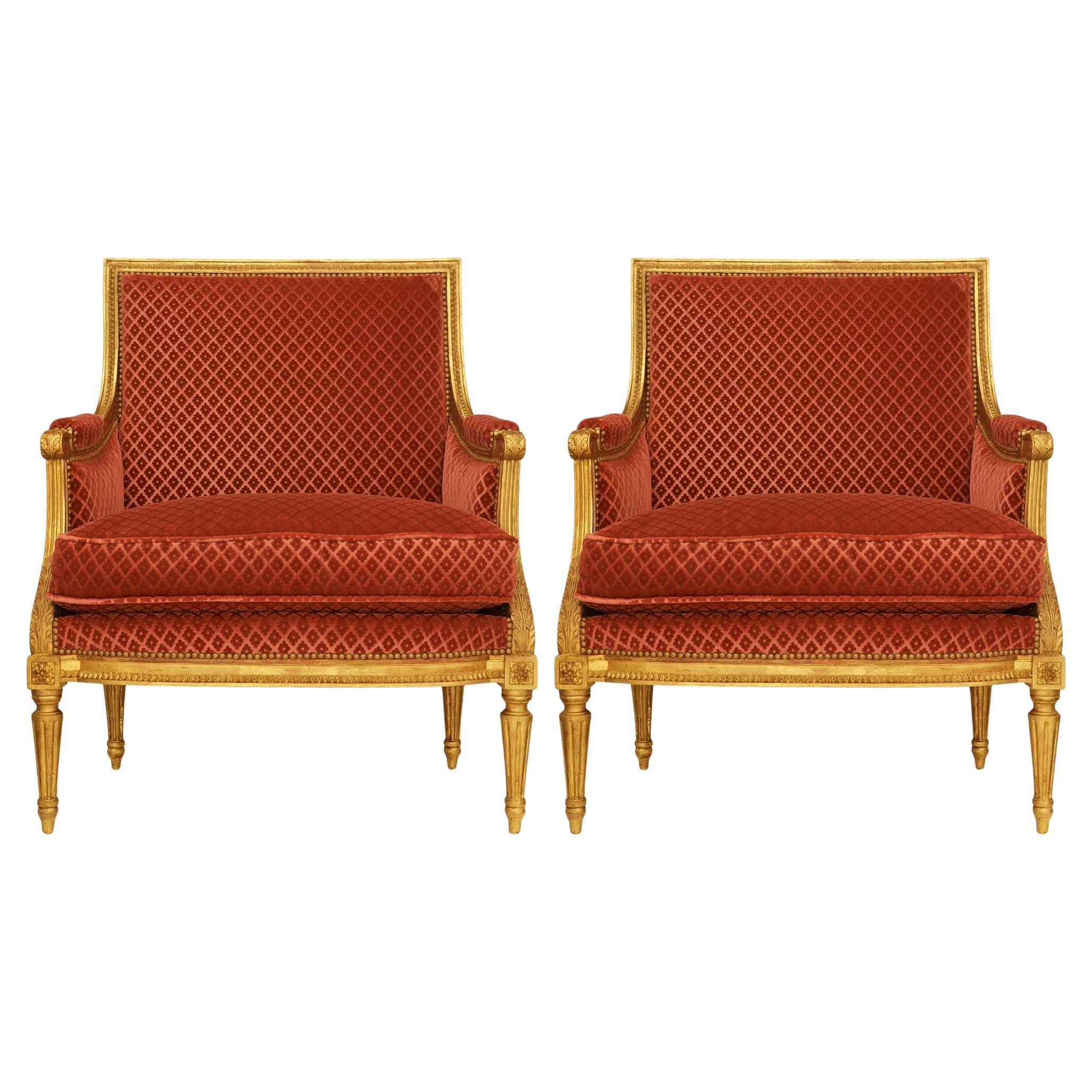 Paire de fauteuils en bois doré de style Louis XVI du début du 19e siècle en vente