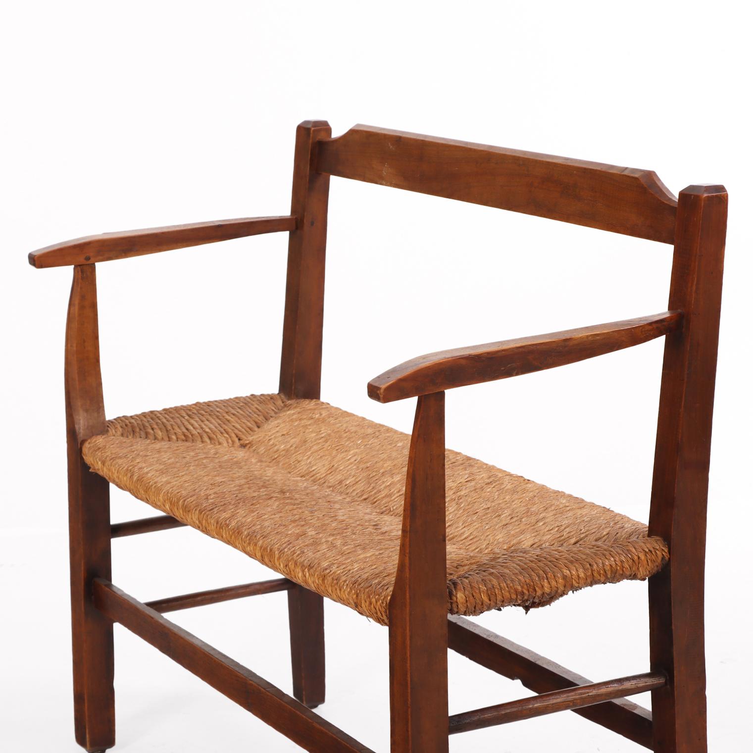 Une charmante paire de bancs rustiques en cantou français, traditionnellement placés à côté du grand foyer. Chaque banc est fabriqué en orme avec une patine naturelle et chaleureuse et comporte une assise en jonc tissé à la main, ajoutant texture et