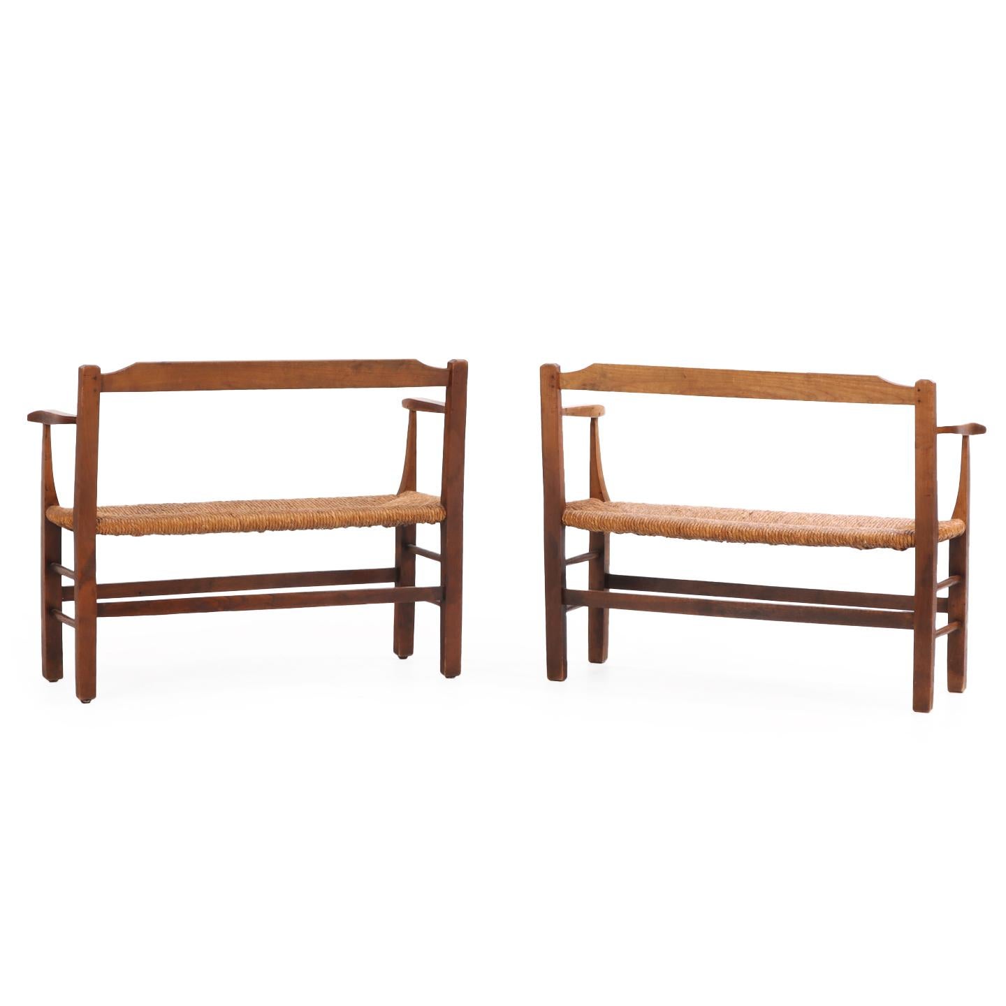 Français Paire de bancs Cantou en orme français à assise en jonc, C.C. 1920. en vente