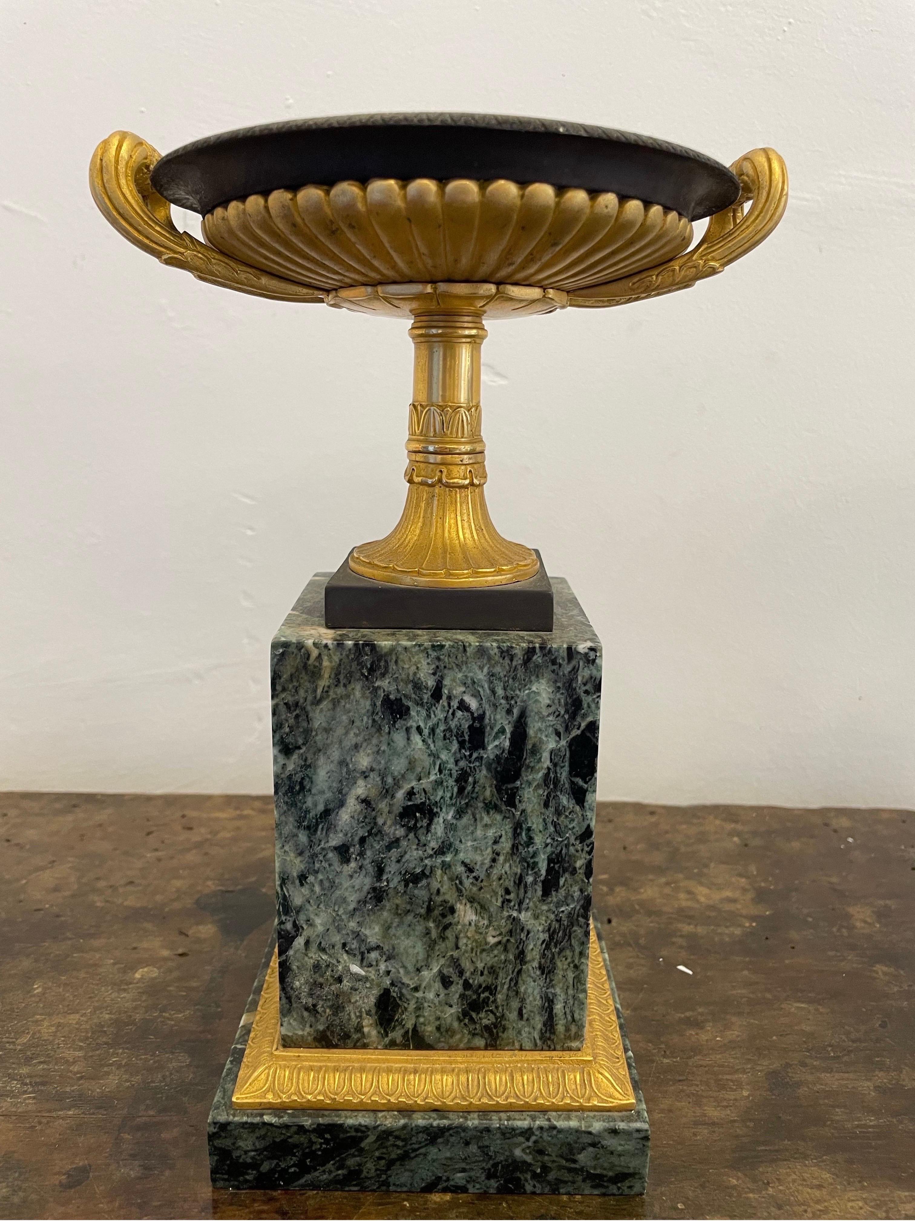 Coppia di tazze francesi in bronzo impero, bronzo dorato e marmo verde, XIX secolo

Ciascuna tazza ha una ciotola interna in bronzo poco profonda con bordo a foglie e dardi che sporge da una ciotola esterna in bronzo dorato lobata con maniglie