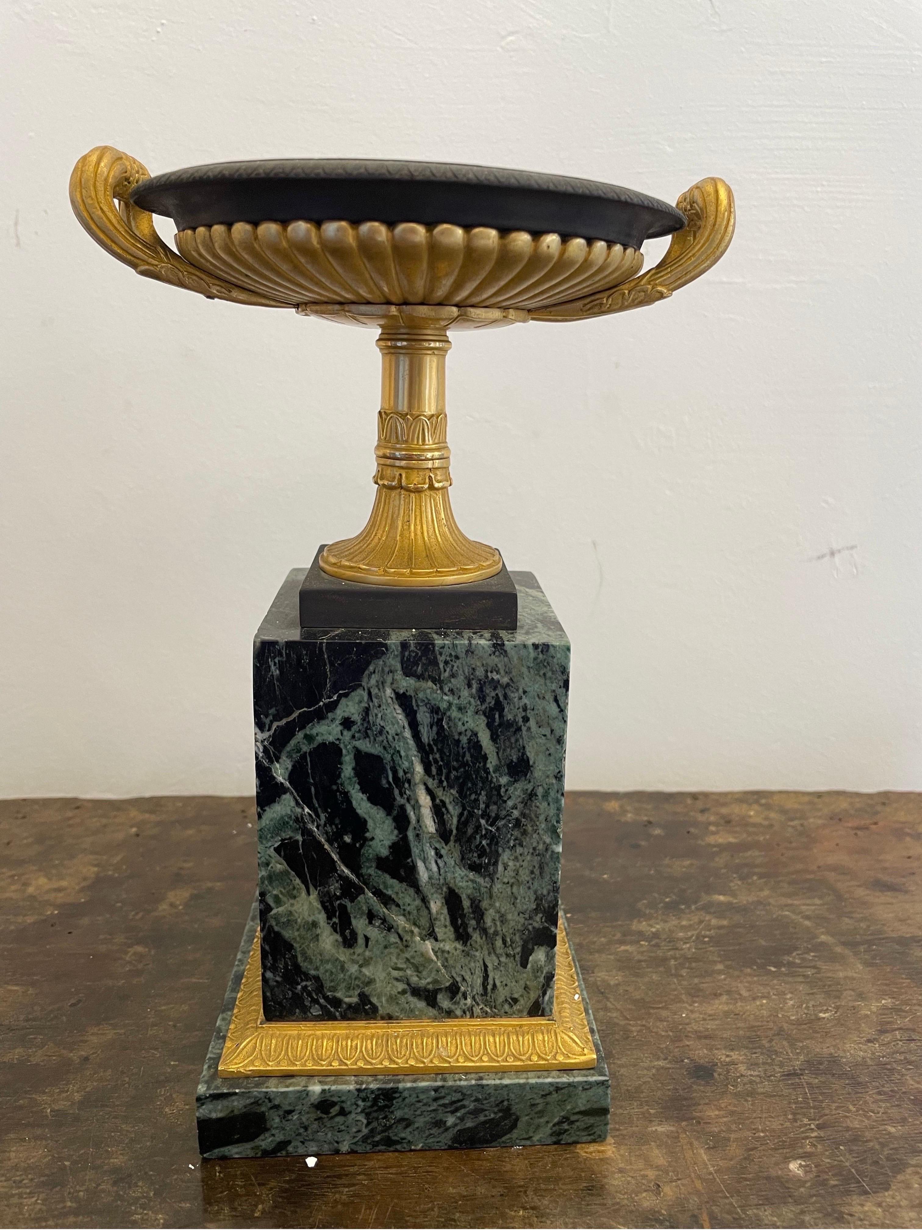 Stile impero Coppia di tazze impero francesi in bronzo dorato e marmo verde, XIX secolo in vendita
