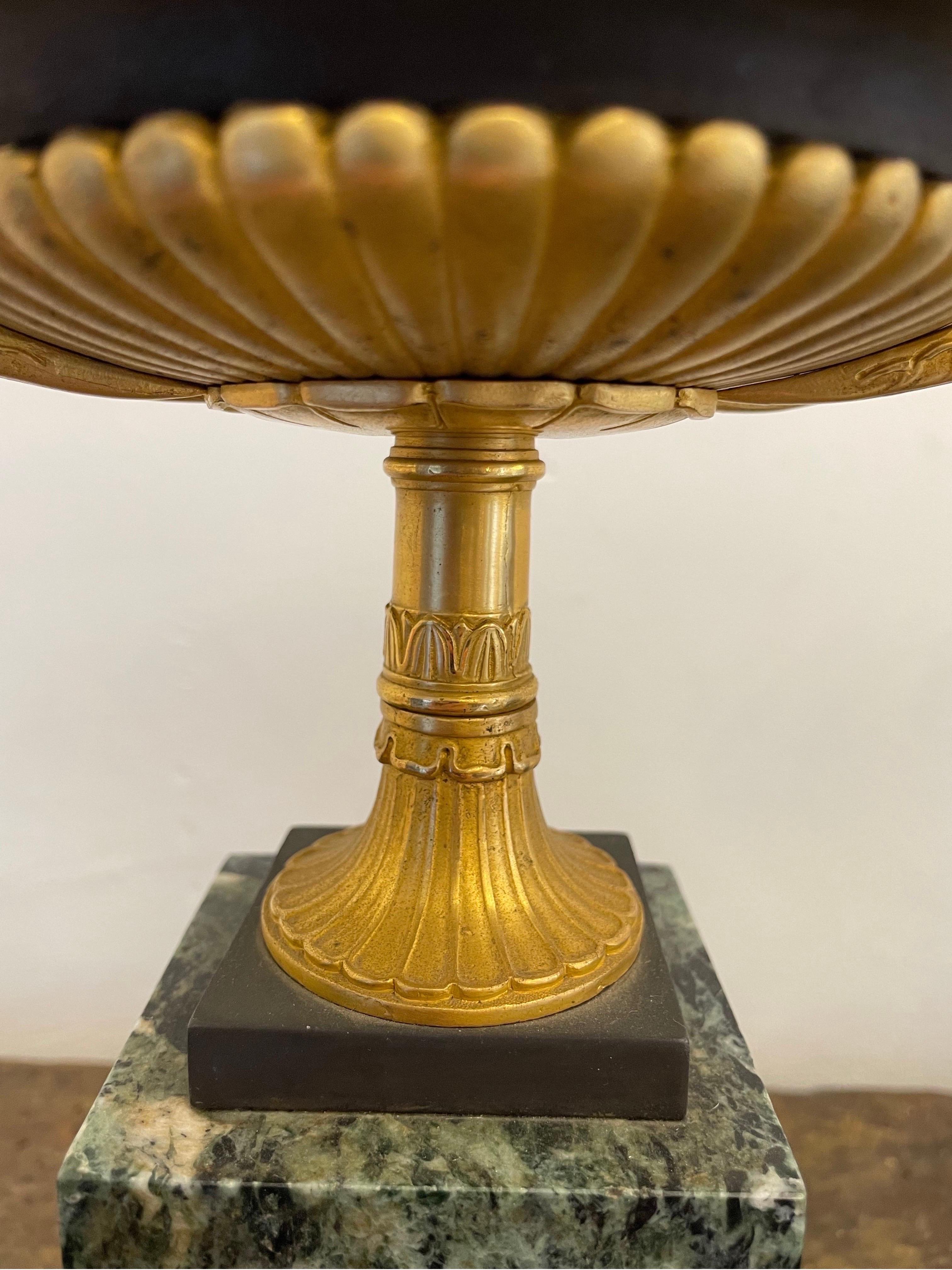 Calco Coppia di tazze impero francesi in bronzo dorato e marmo verde, XIX secolo in vendita