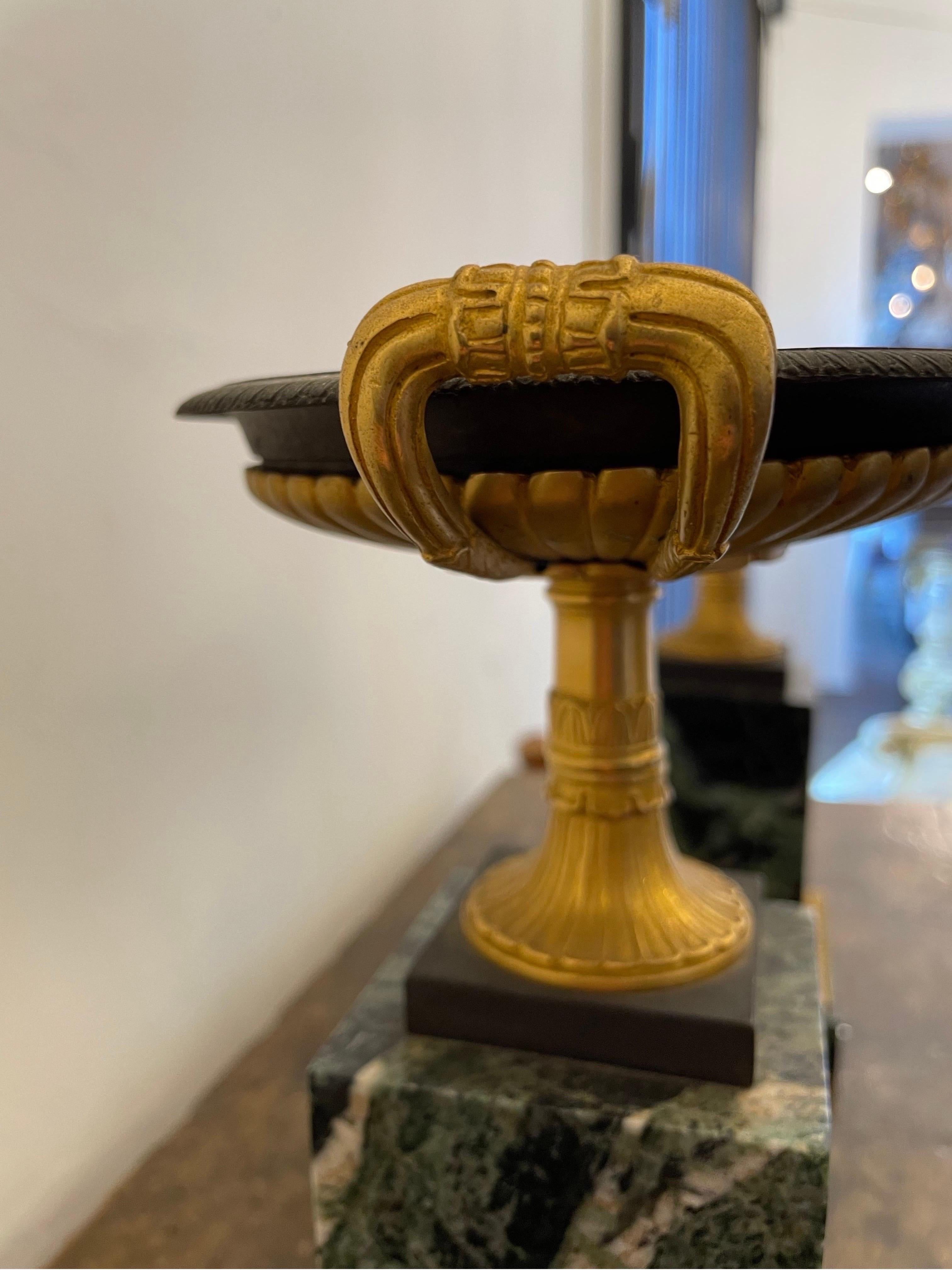 Coppia di tazze impero francesi in bronzo dorato e marmo verde, XIX secolo In condizioni buone in vendita a ARMADALE, VIC