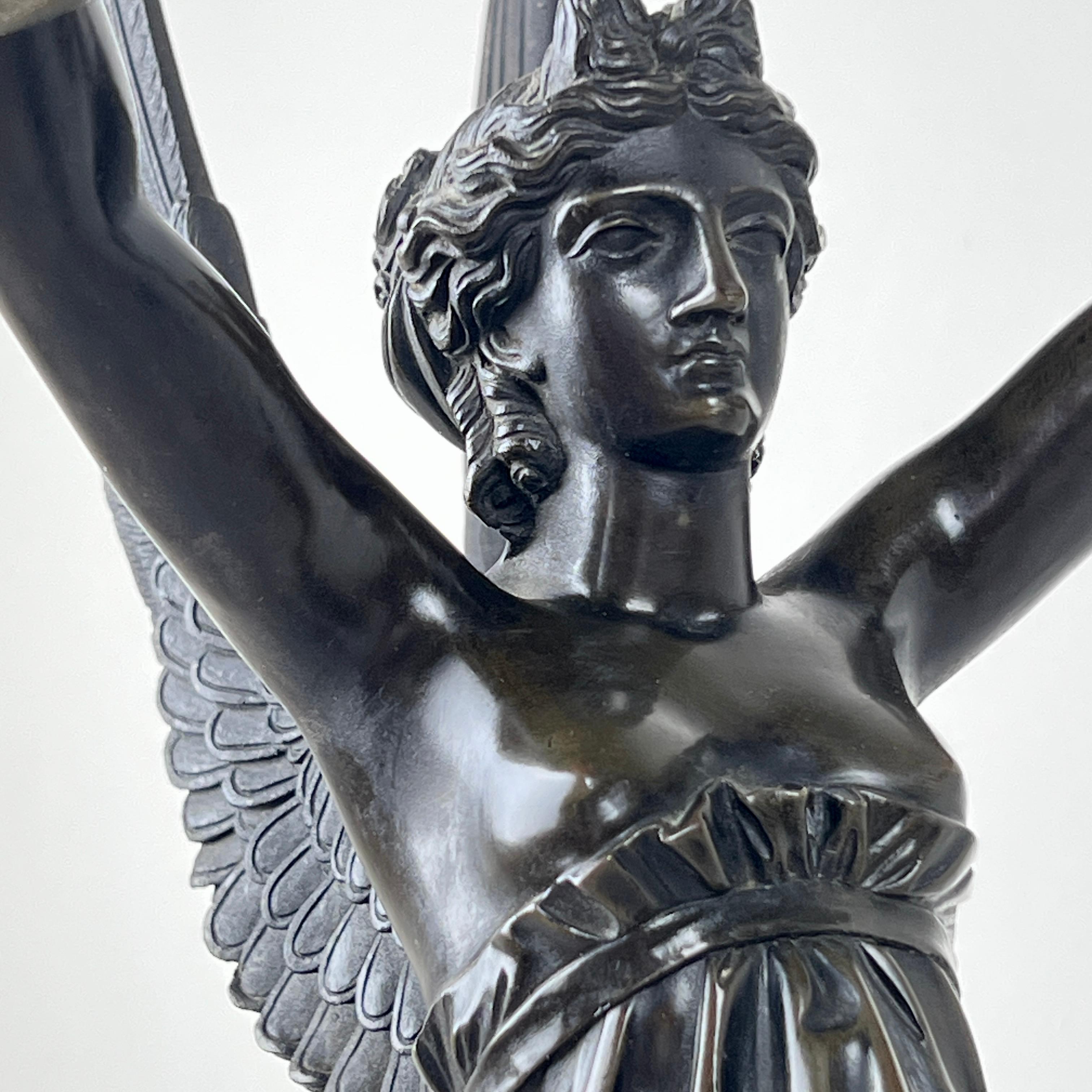 Pareja De Candelabros Imperio Francés De Bronce Patinado Y Mármol en venta 7