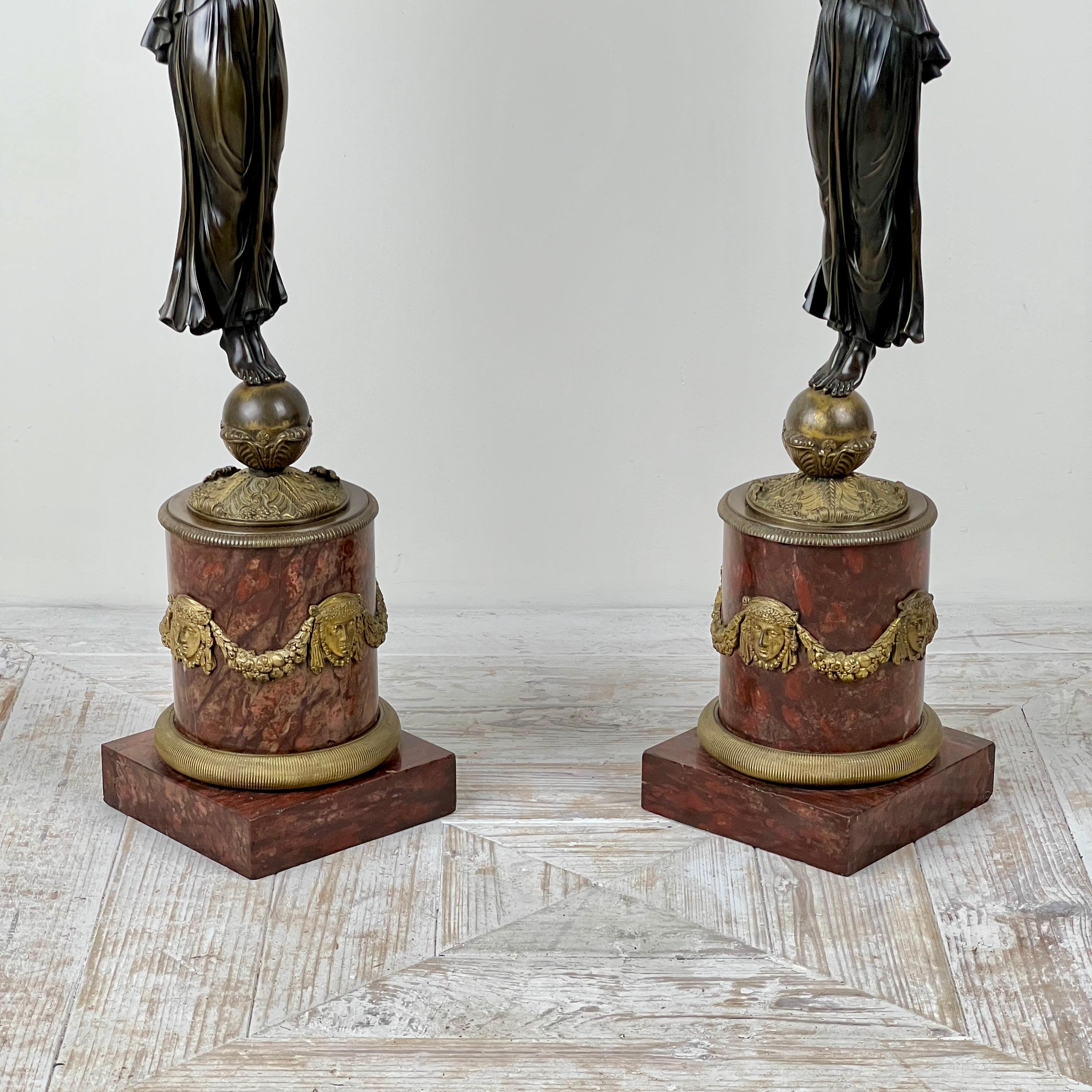Pareja De Candelabros Imperio Francés De Bronce Patinado Y Mármol en venta 8