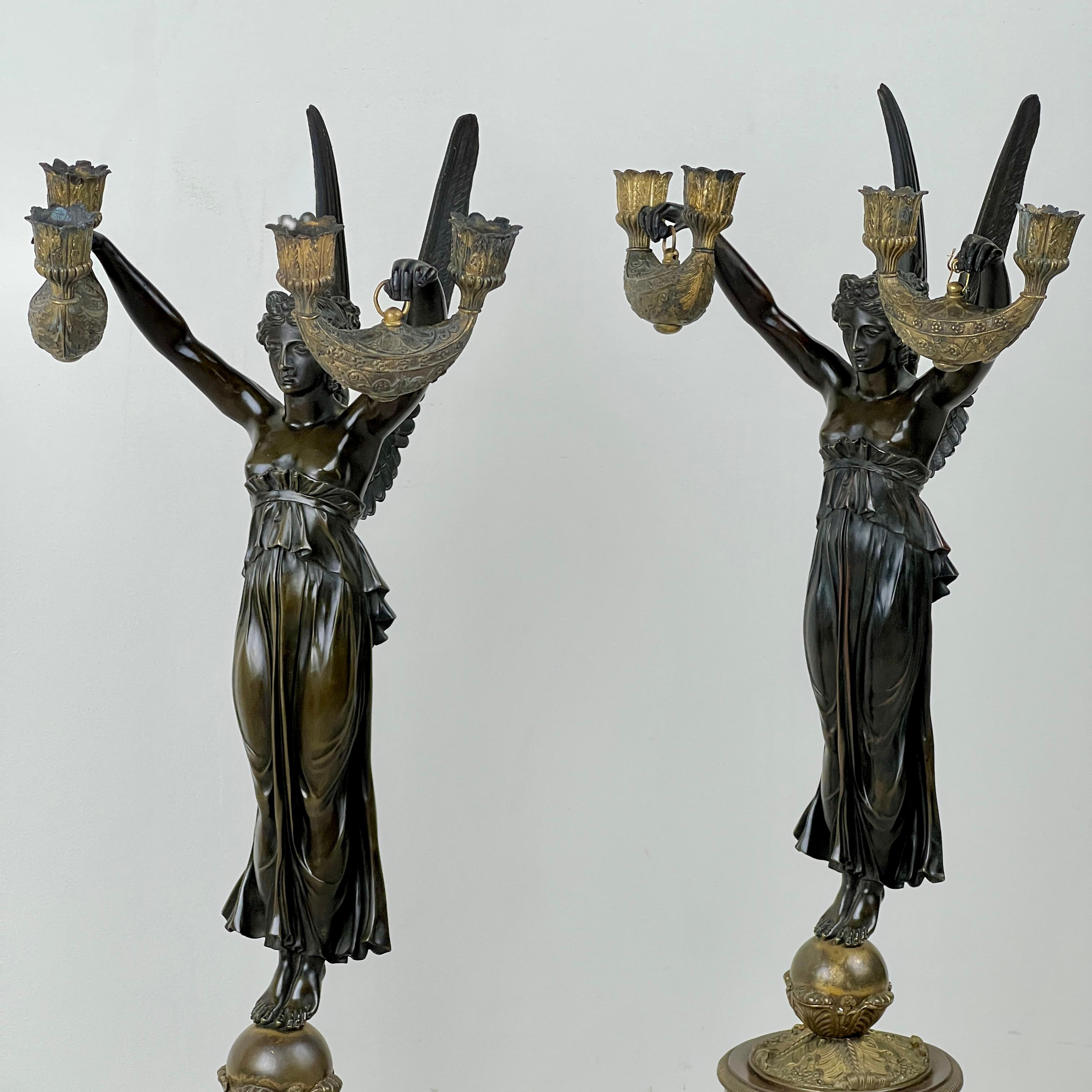Pareja De Candelabros Imperio Francés De Bronce Patinado Y Mármol en venta 9