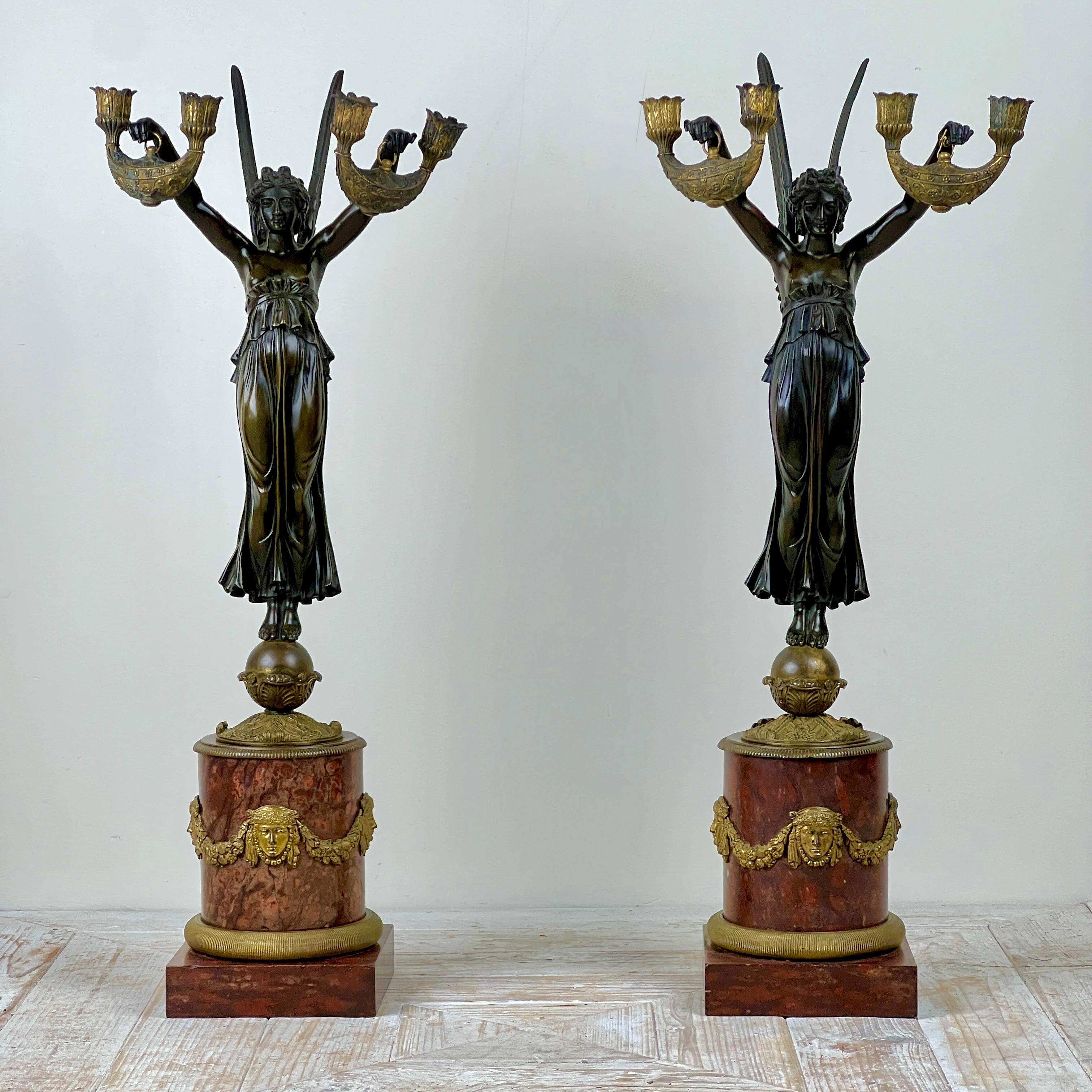 Pareja De Candelabros Imperio Francés De Bronce Patinado Y Mármol en Bueno estado para la venta en London, GB