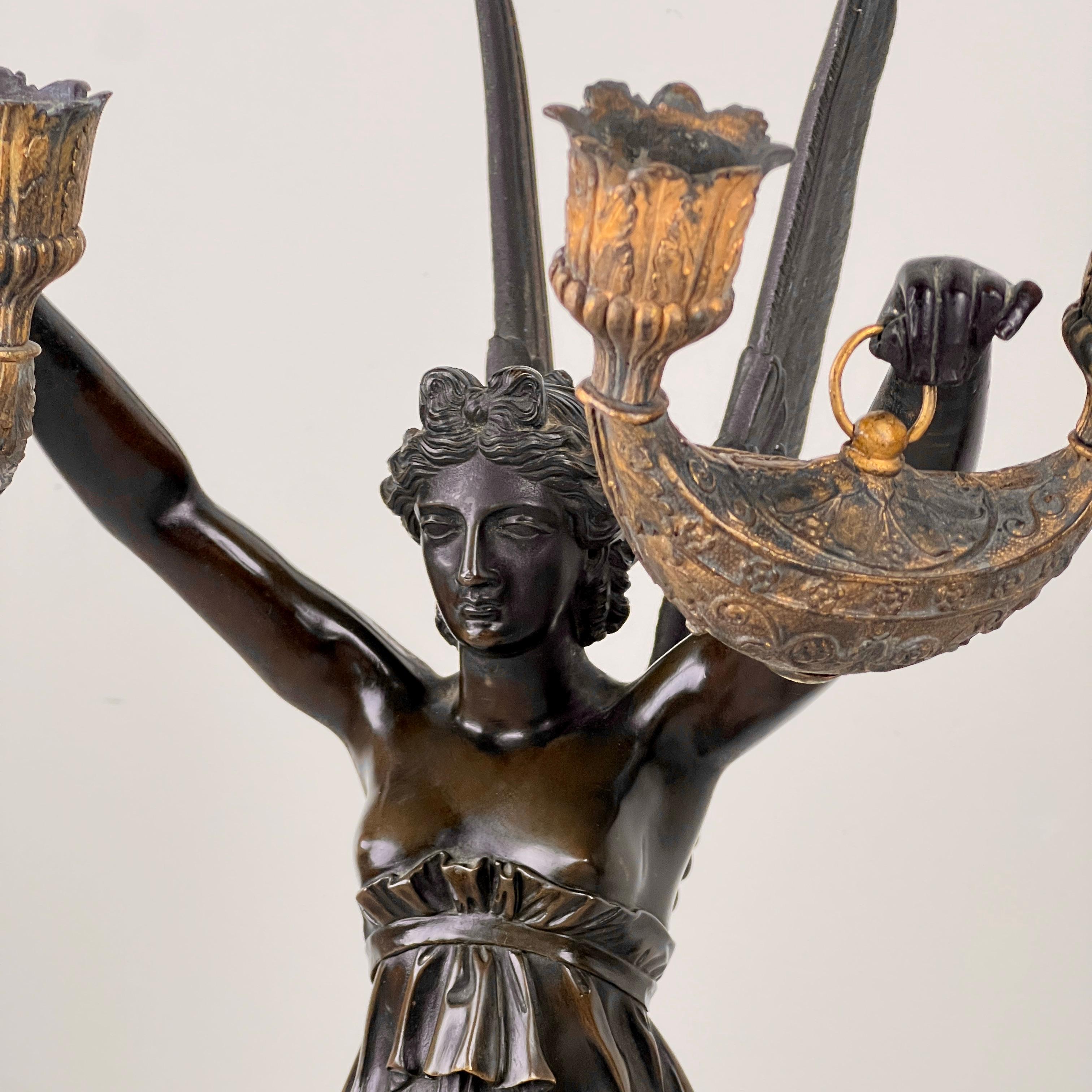 Pareja De Candelabros Imperio Francés De Bronce Patinado Y Mármol siglo XIX en venta