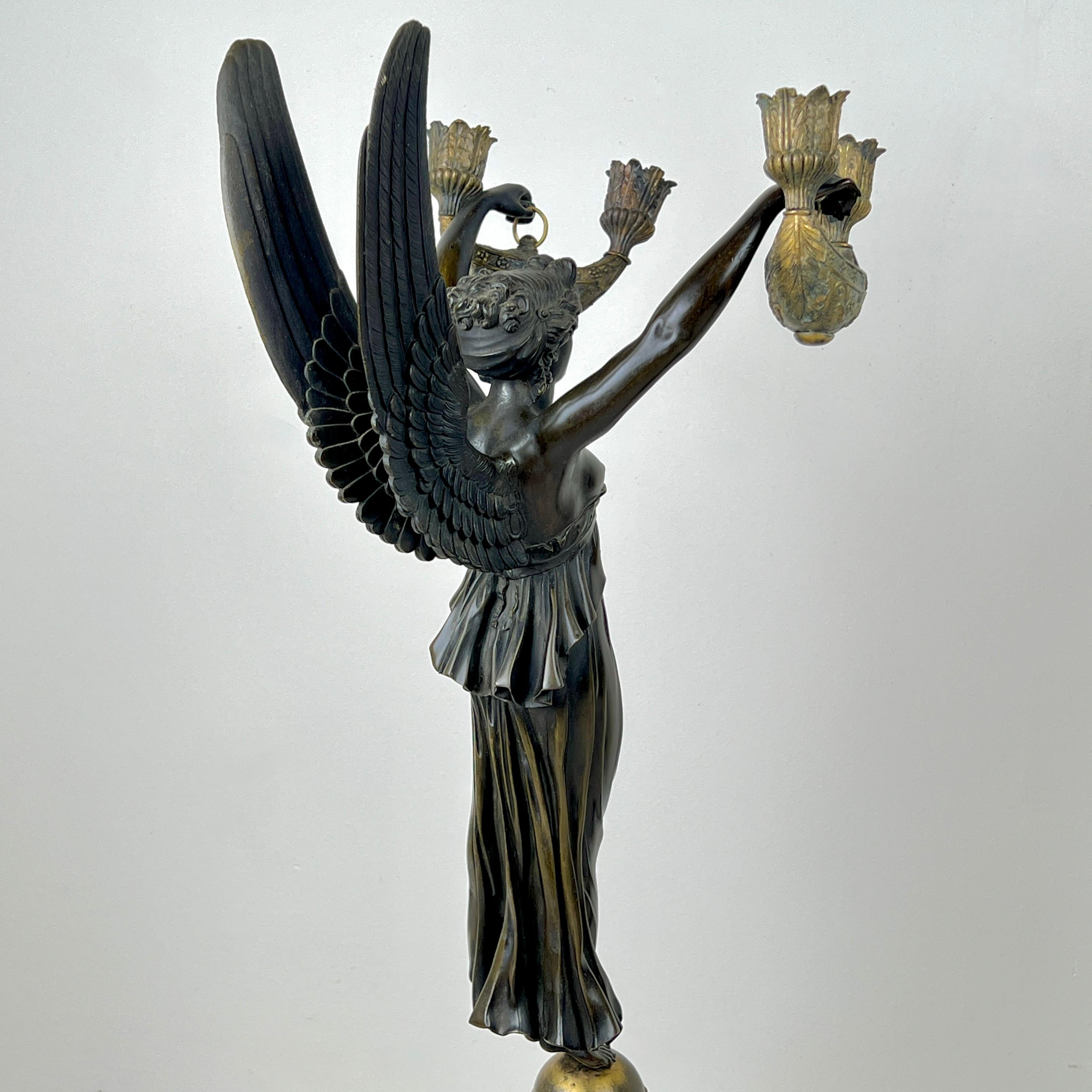 Pareja De Candelabros Imperio Francés De Bronce Patinado Y Mármol en venta 1