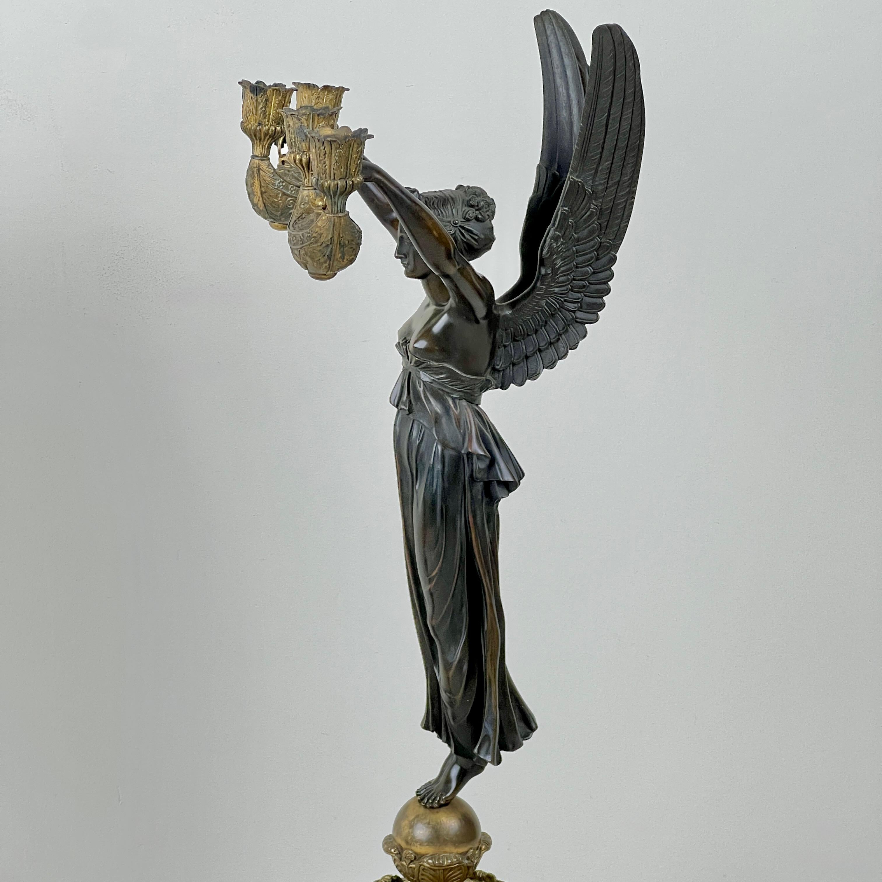 Pareja De Candelabros Imperio Francés De Bronce Patinado Y Mármol en venta 2