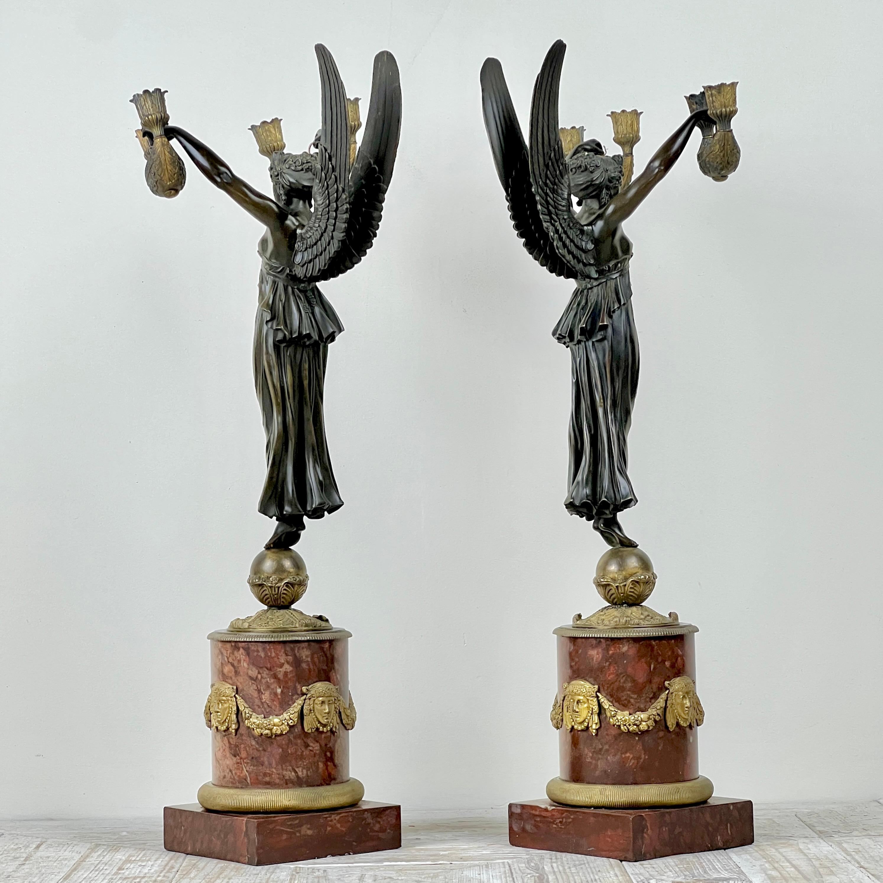 Pareja De Candelabros Imperio Francés De Bronce Patinado Y Mármol en venta 3