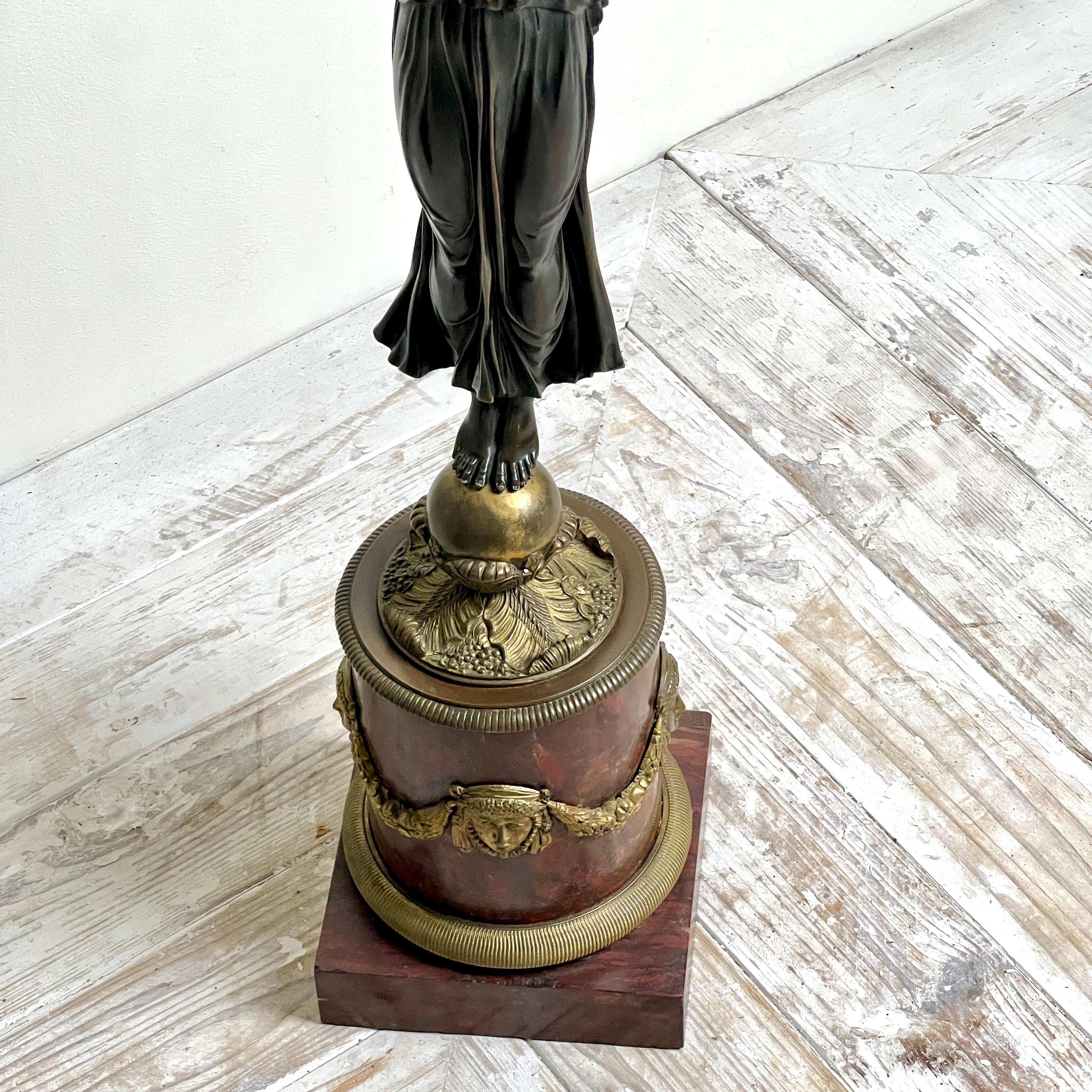 Pareja De Candelabros Imperio Francés De Bronce Patinado Y Mármol en venta 4