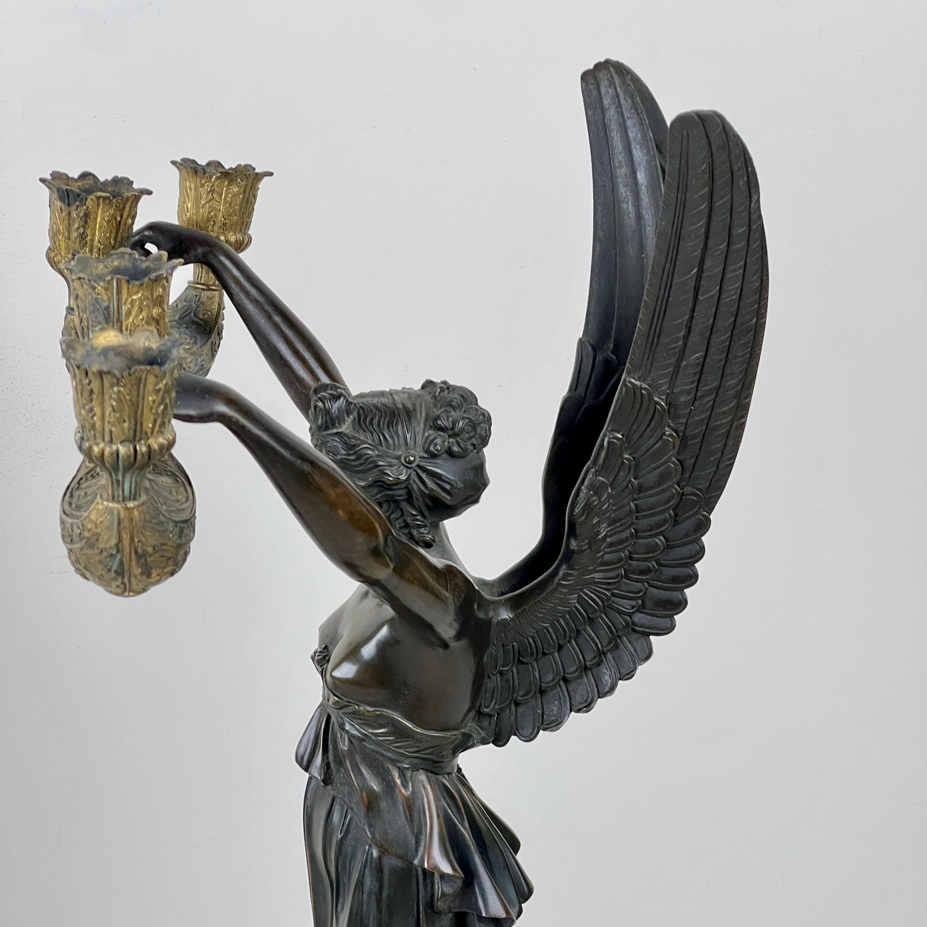 Pareja De Candelabros Imperio Francés De Bronce Patinado Y Mármol en venta 5