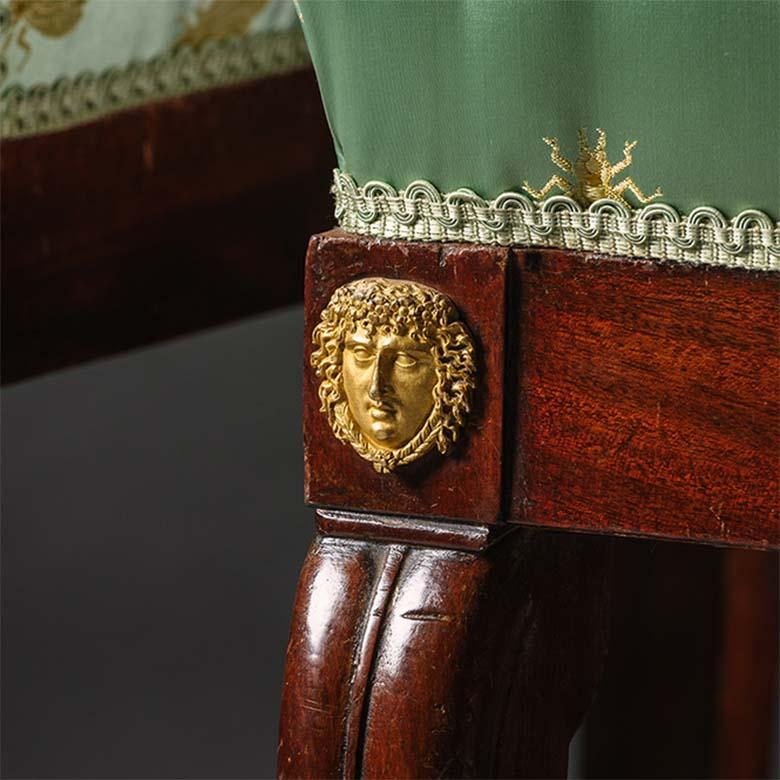 Paar französische Beistellstühle aus vergoldeter Bronze aus der Empire-Periode (Vergoldet) im Angebot