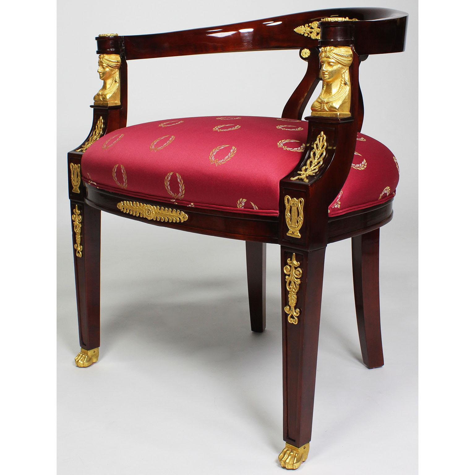 Ein Paar französische Spielstühle im Empire Revival-Stil aus Mahagoni und vergoldeter Bronze (Französisch) im Angebot