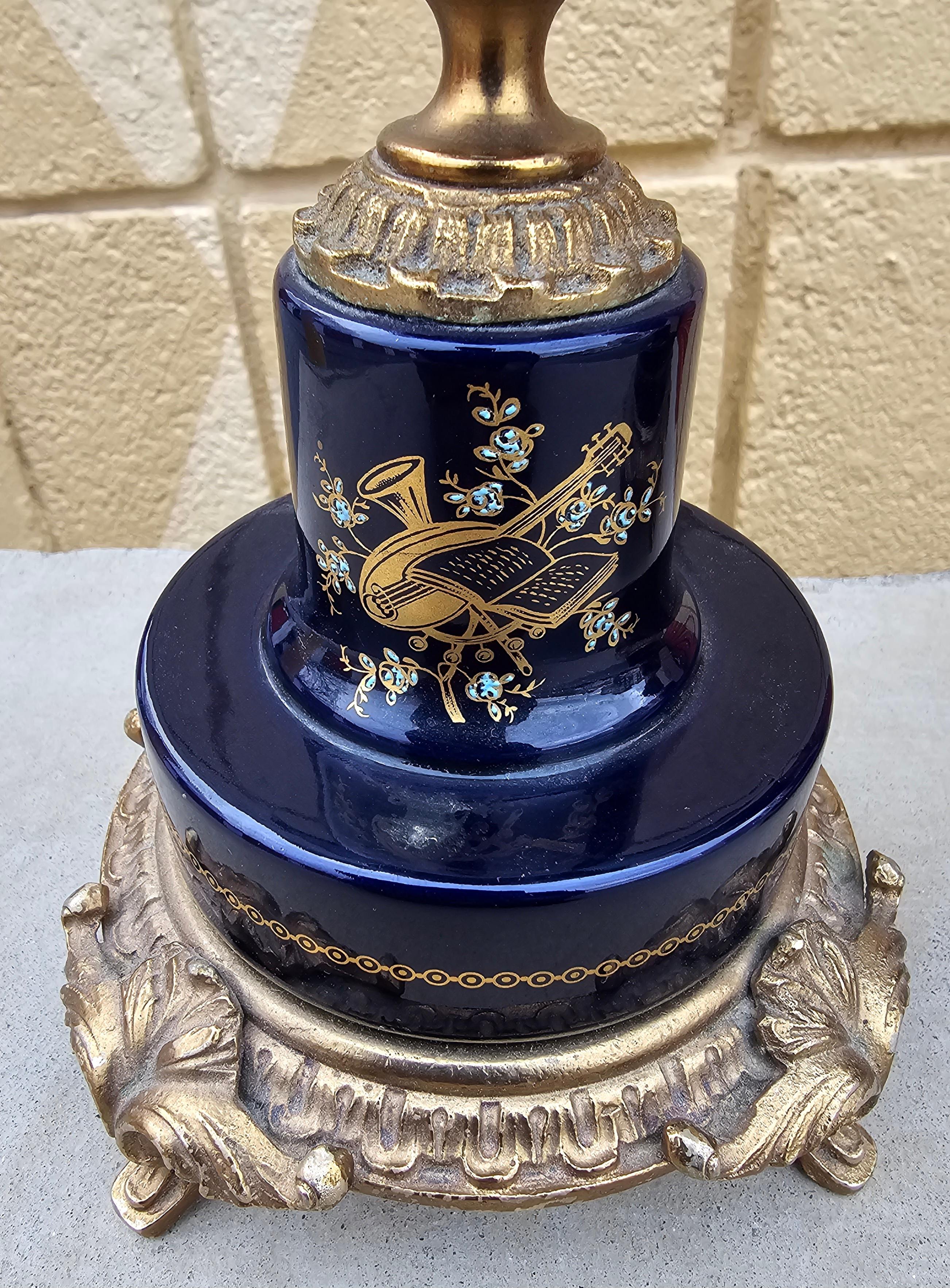 A Pair of  French Empire Sèvres Porcelain Gilt Bronze and Transfer Covered Urns in vendita 1