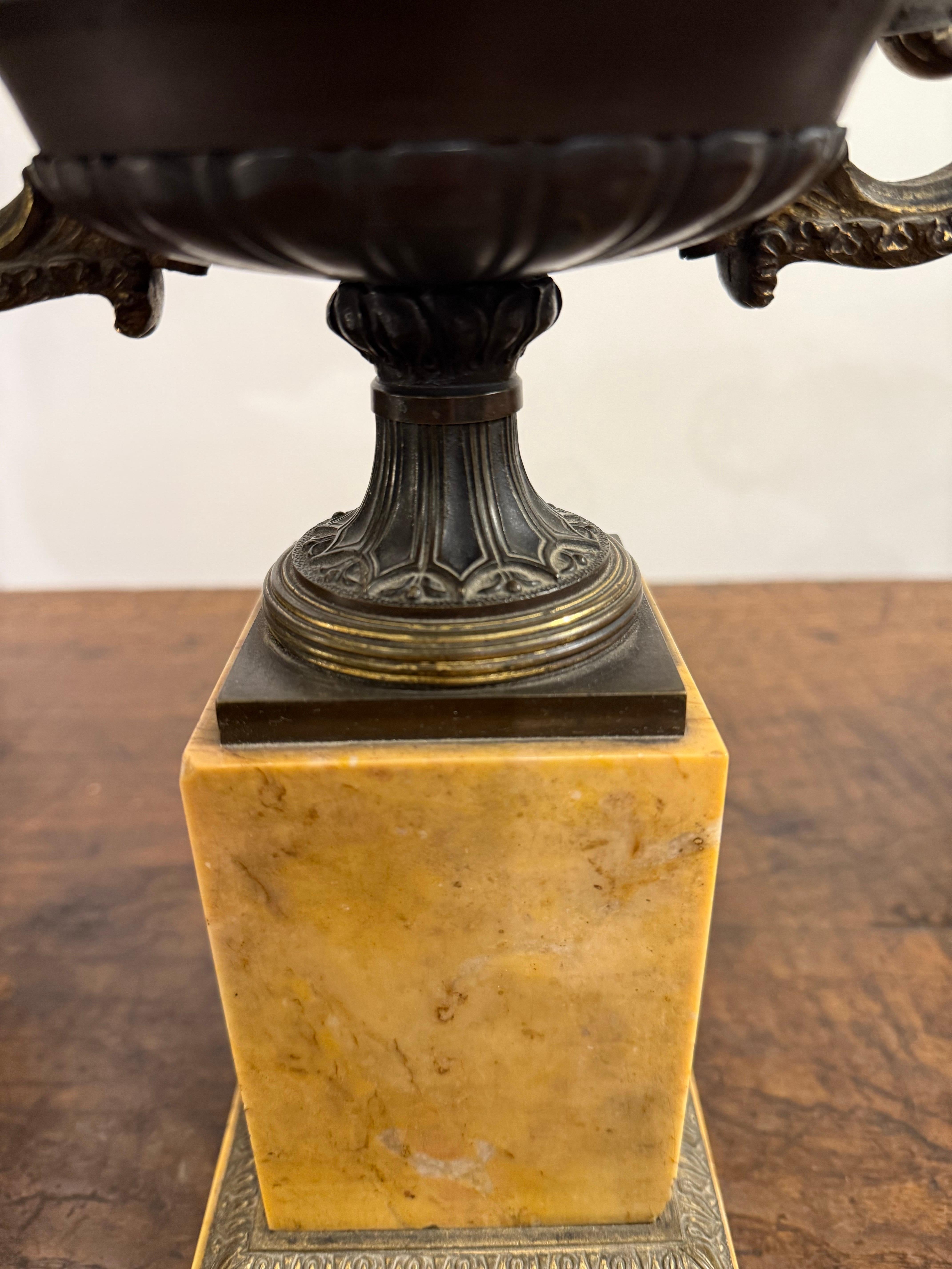 Paar französische Tazze aus Bronze und Siena-Marmor im Empire-Stil, 19. Jahrhundert im Angebot 6