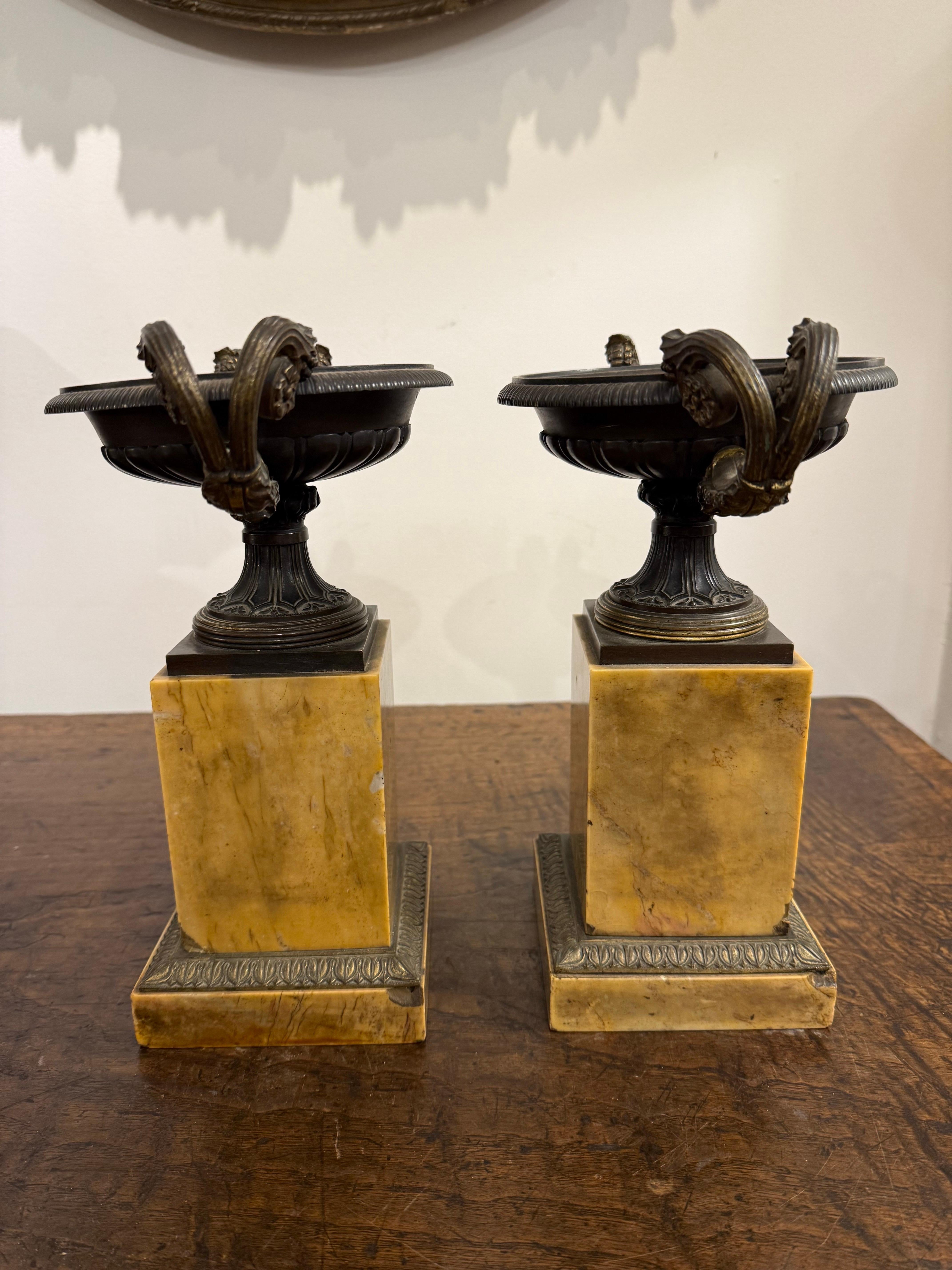 Paar französische Tazze aus Bronze und Siena-Marmor im Empire-Stil, 19. Jahrhundert

Provenienz:  
Erworben aus einer privaten Sammlung in Melbourne, 2009.

Beschreibung:
Jeweils mit einer flachen, eiförmigen Schale und Schnörkelgriffen über einem
