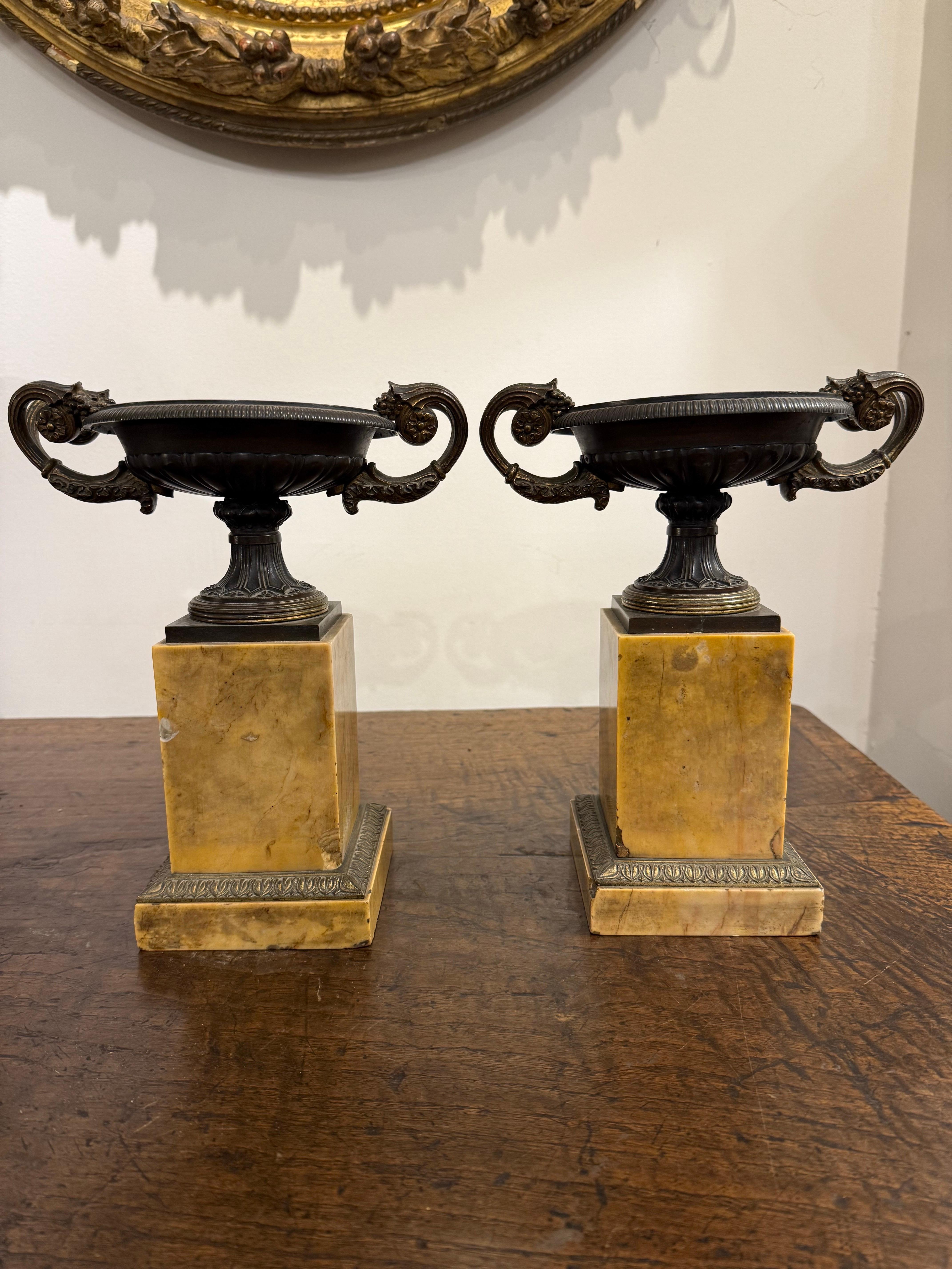 Paar französische Tazze aus Bronze und Siena-Marmor im Empire-Stil, 19. Jahrhundert (Französisch) im Angebot
