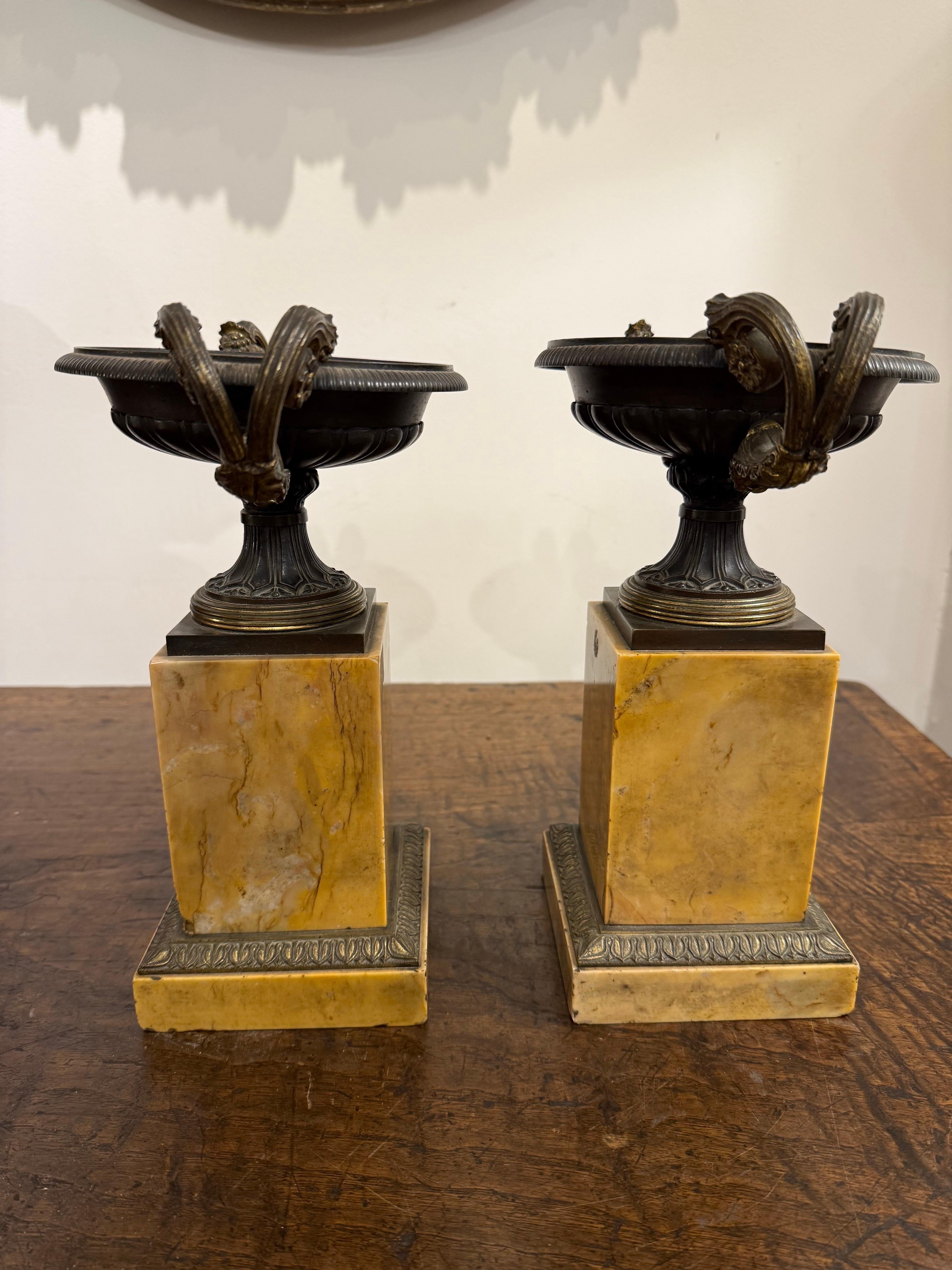 Paar französische Tazze aus Bronze und Siena-Marmor im Empire-Stil, 19. Jahrhundert (Gegossen) im Angebot