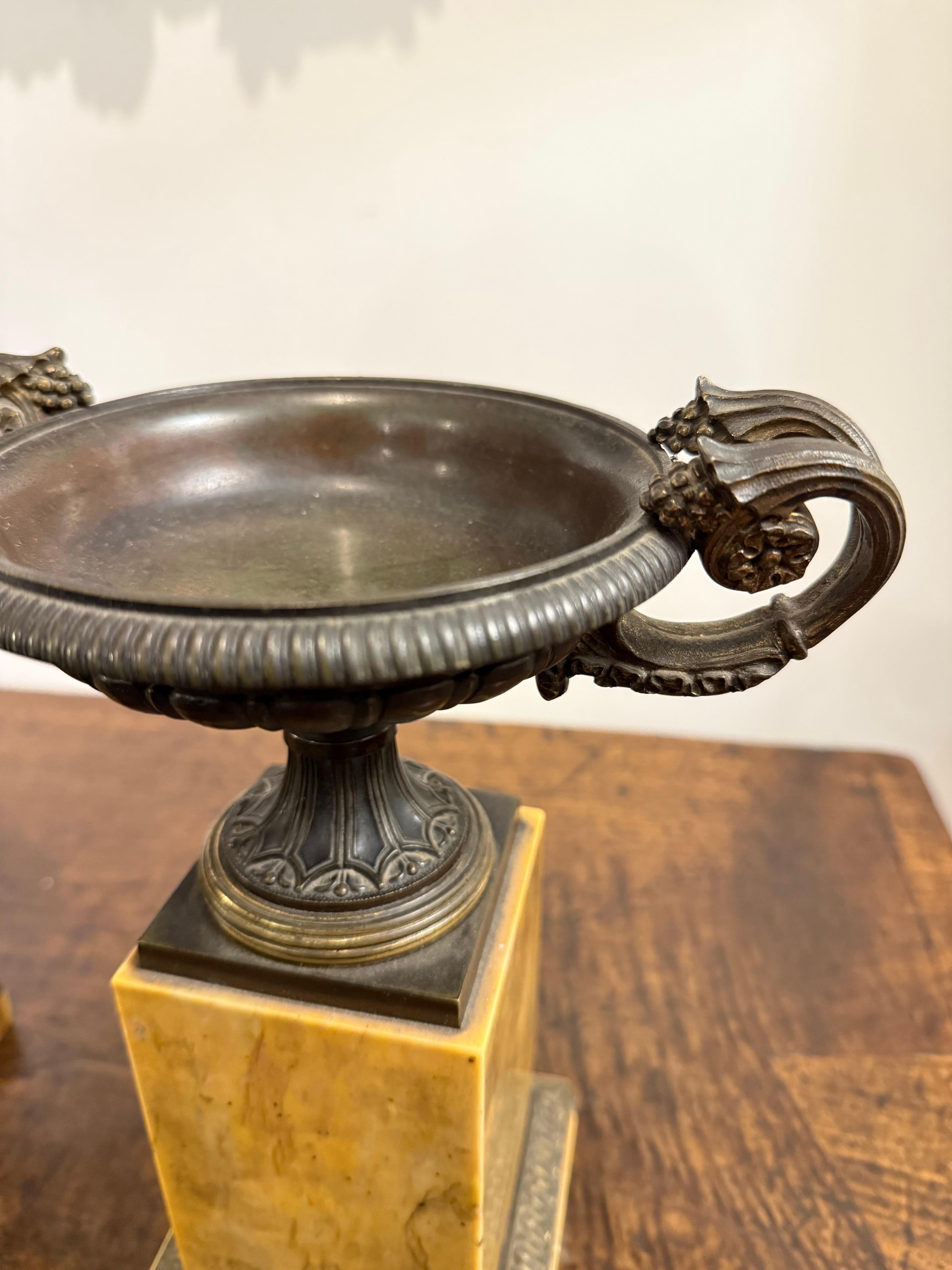 Paar französische Tazze aus Bronze und Siena-Marmor im Empire-Stil, 19. Jahrhundert im Angebot 1