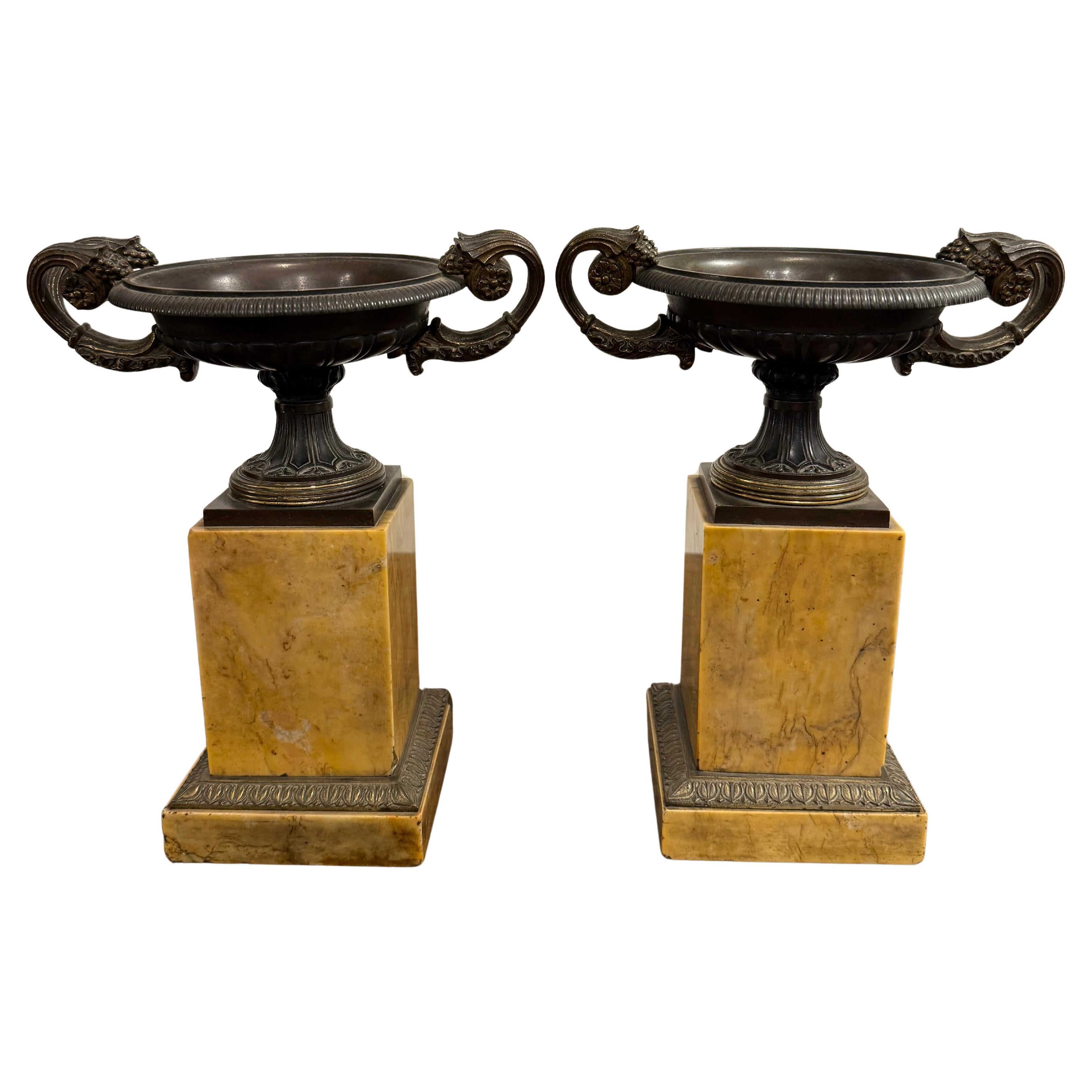 Paar französische Tazze aus Bronze und Siena-Marmor im Empire-Stil, 19. Jahrhundert im Angebot
