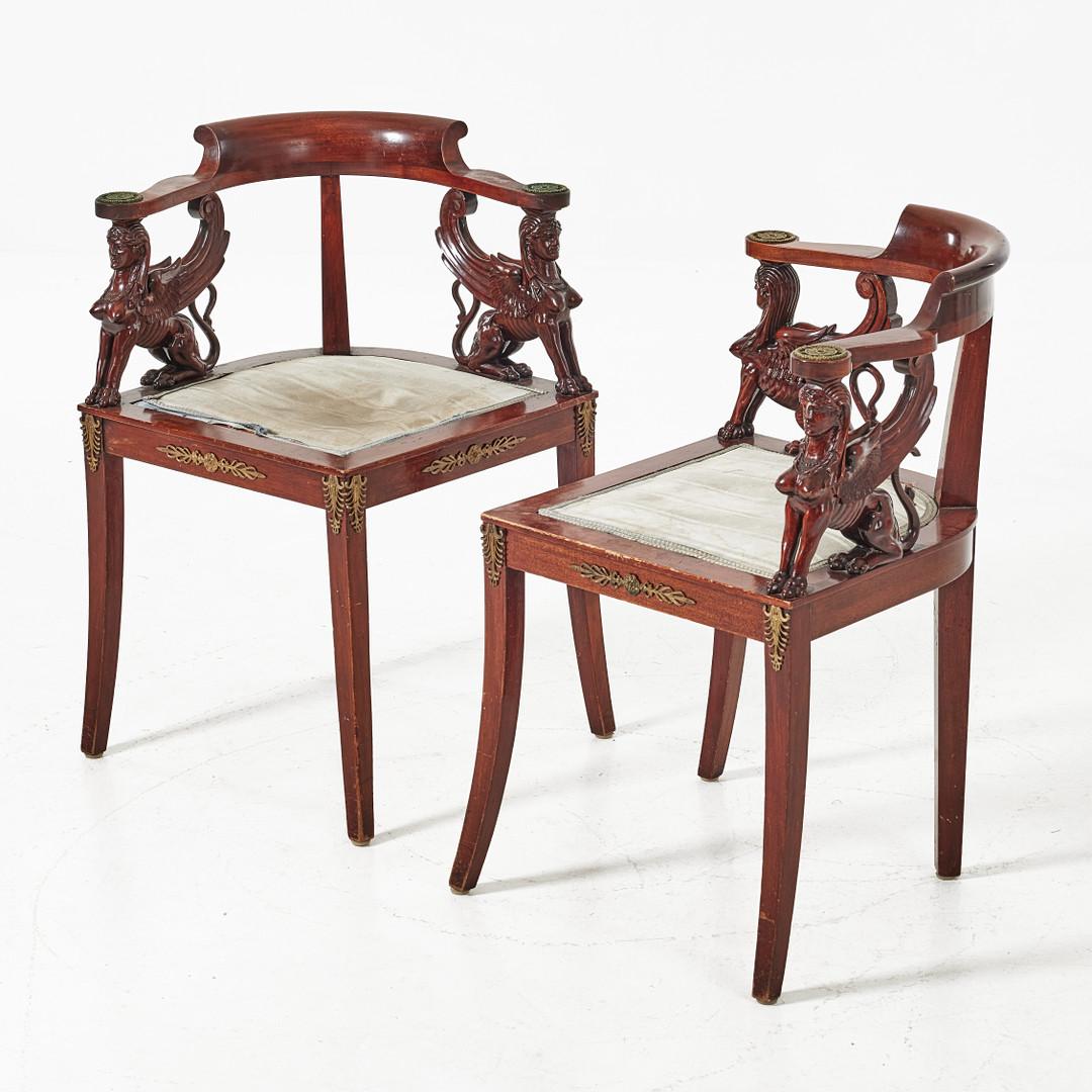 Fauteuils d'angle en acajou de style Empire ou Napoléon III, avec montures en bronze doré. Les accoudoirs reposent sur un sphinx assis. Sellerie d'origine, bon état d'origine. Sur demande, il est possible d'obtenir une nouvelle sellerie ou de