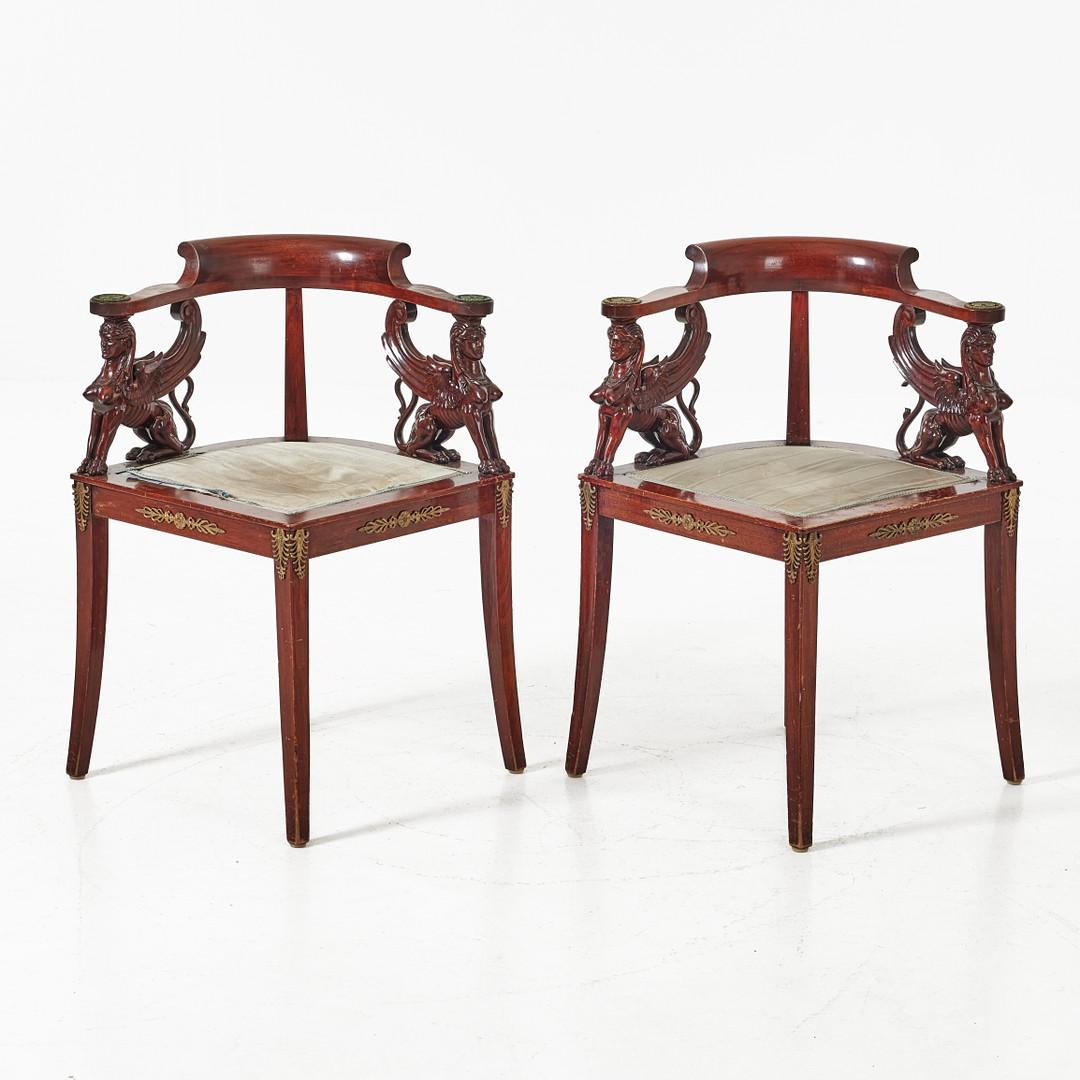 Laiton Paire de chaises d'angle de style Empire français en vente
