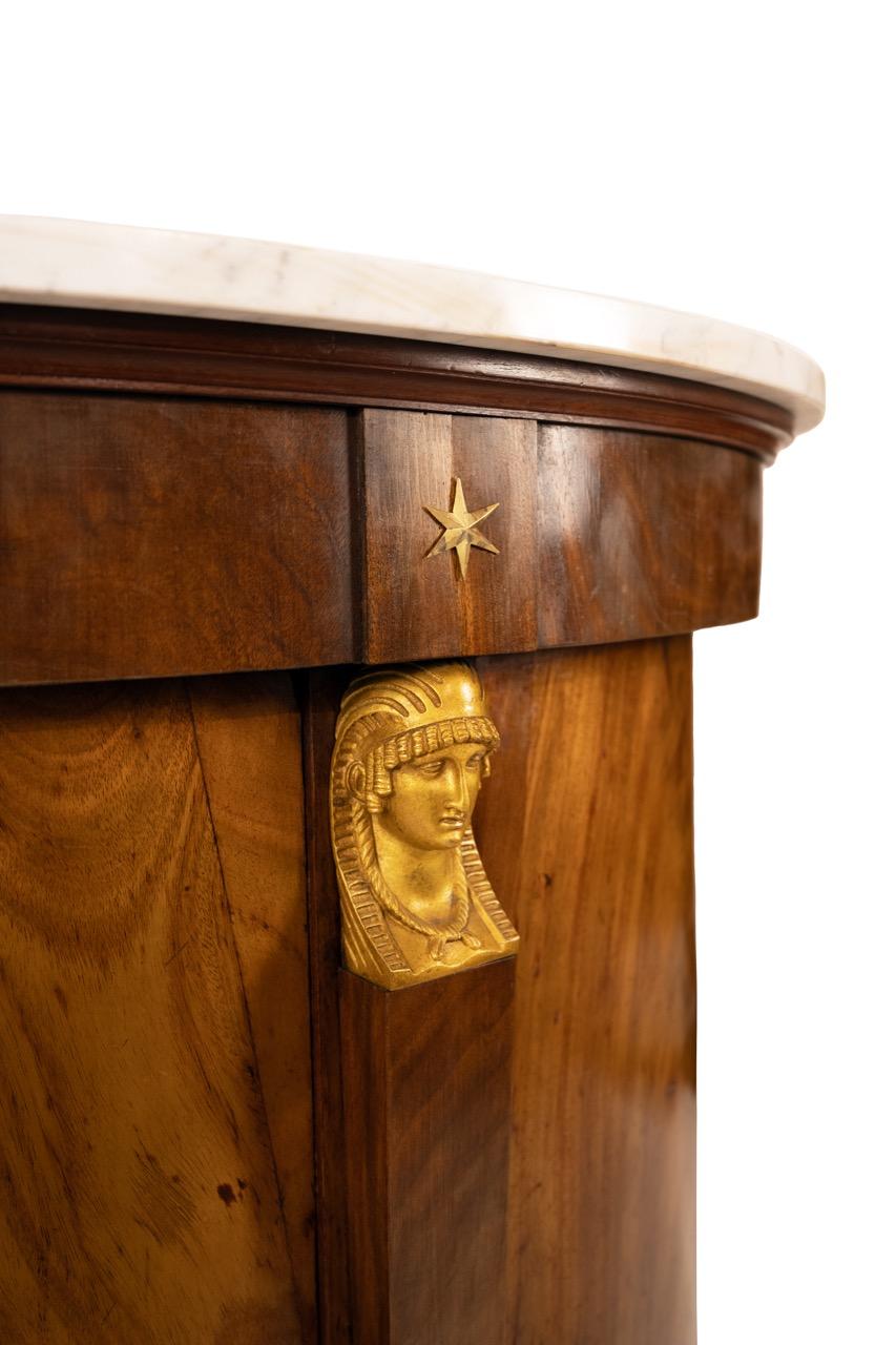 Stile impero Una coppia di armadi Demilune in stile impero francese in vendita