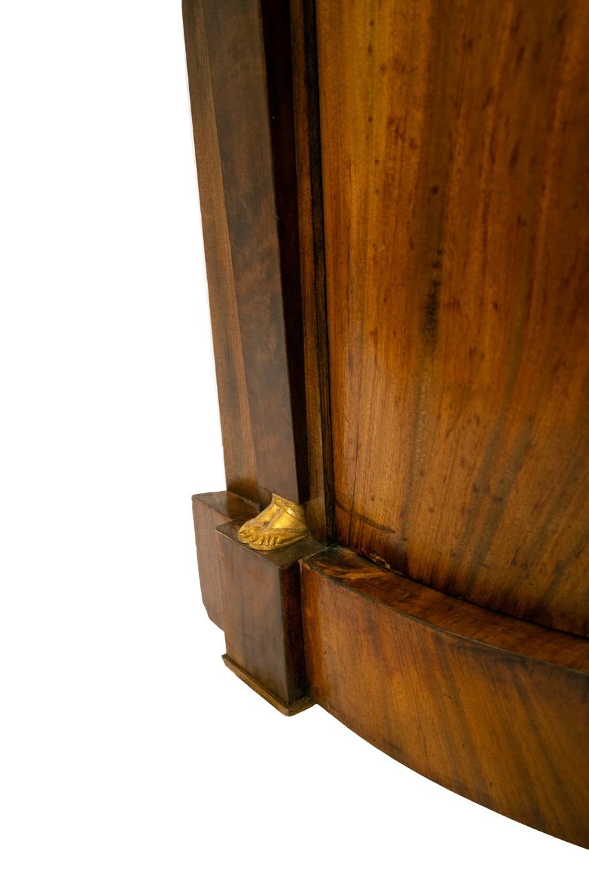 Francese Una coppia di armadi Demilune in stile impero francese in vendita