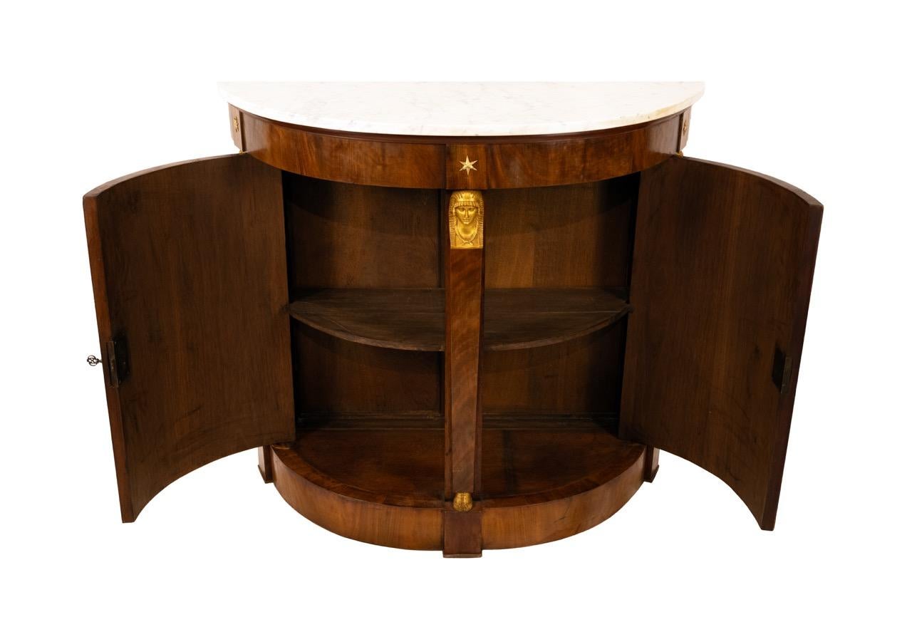 Dorato Una coppia di armadi Demilune in stile impero francese in vendita