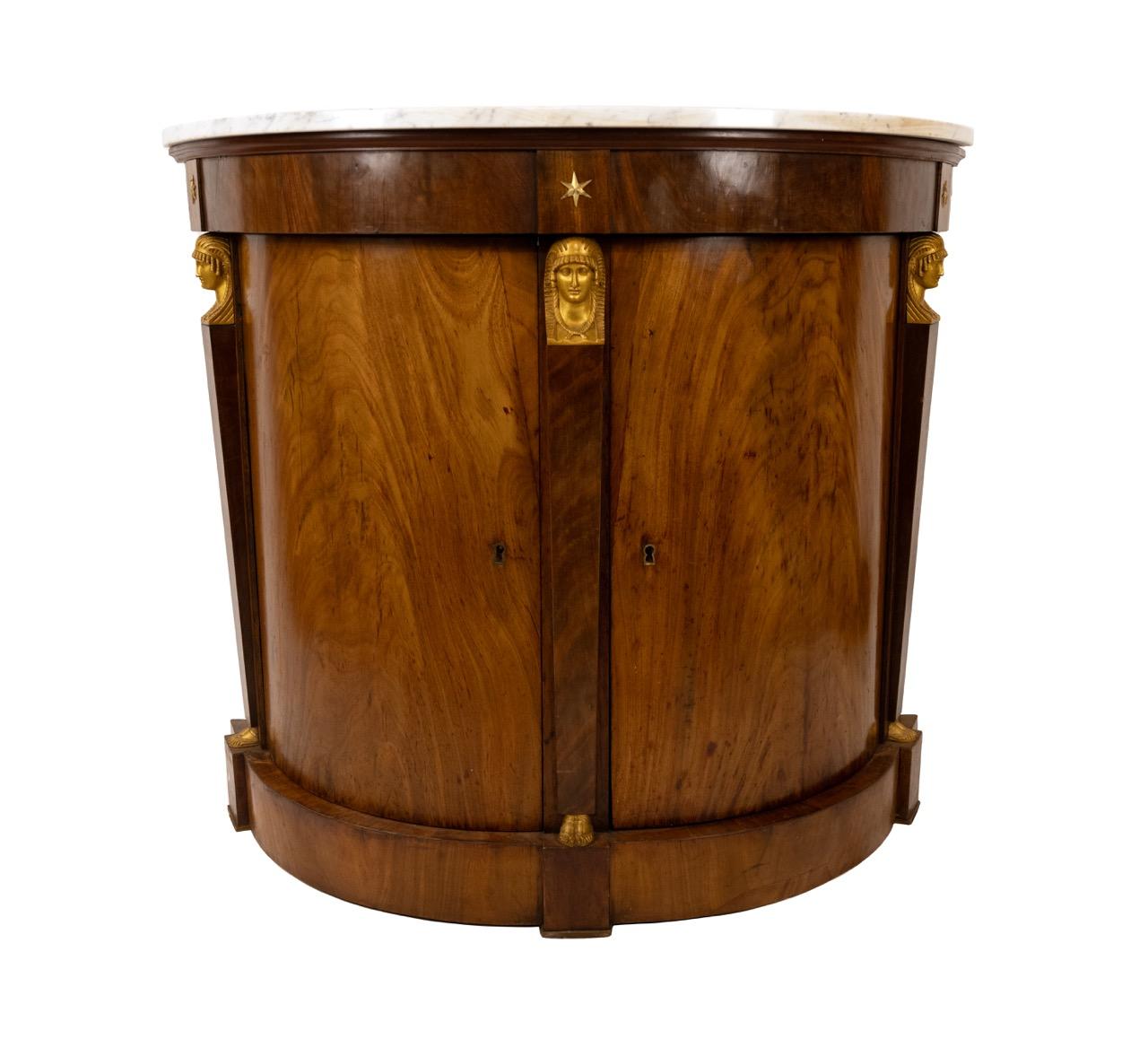 Una coppia di armadi Demilune in stile impero francese In condizioni buone in vendita a New York, NY