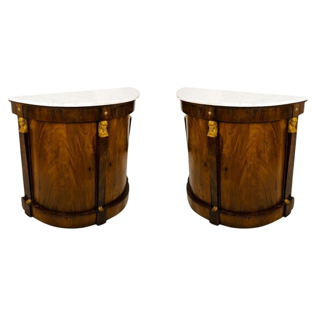 Una coppia di armadi Demilune in stile impero francese in vendita