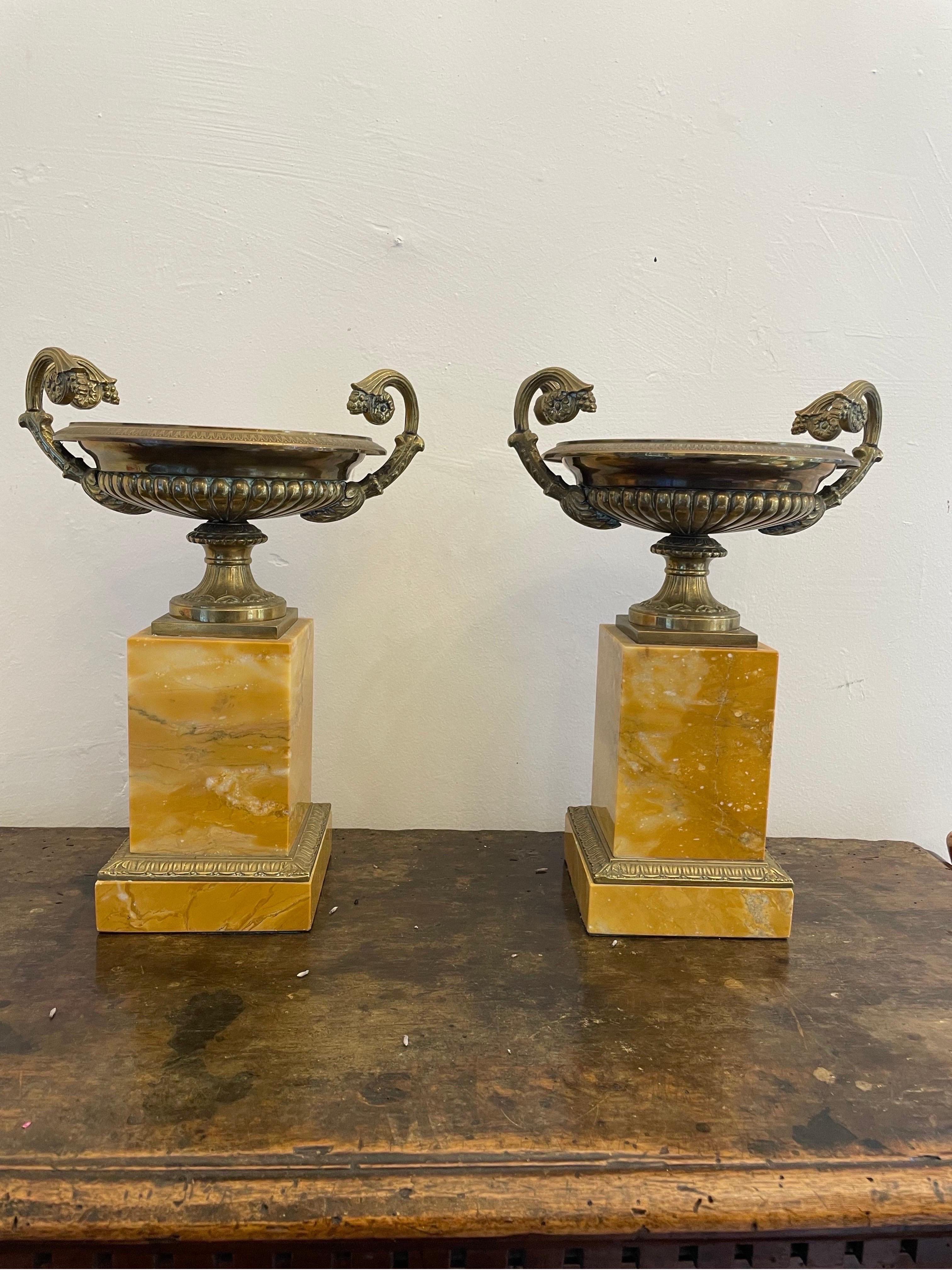 Coppia di urne in bronzo dorato dell'Impero francese su supporti in marmo, XX secolo

Altezza: 32 cm Larghezza: 22 cm Profondità: 18,5 cm

Provenienza: Collezione privata del Wales and Wales.