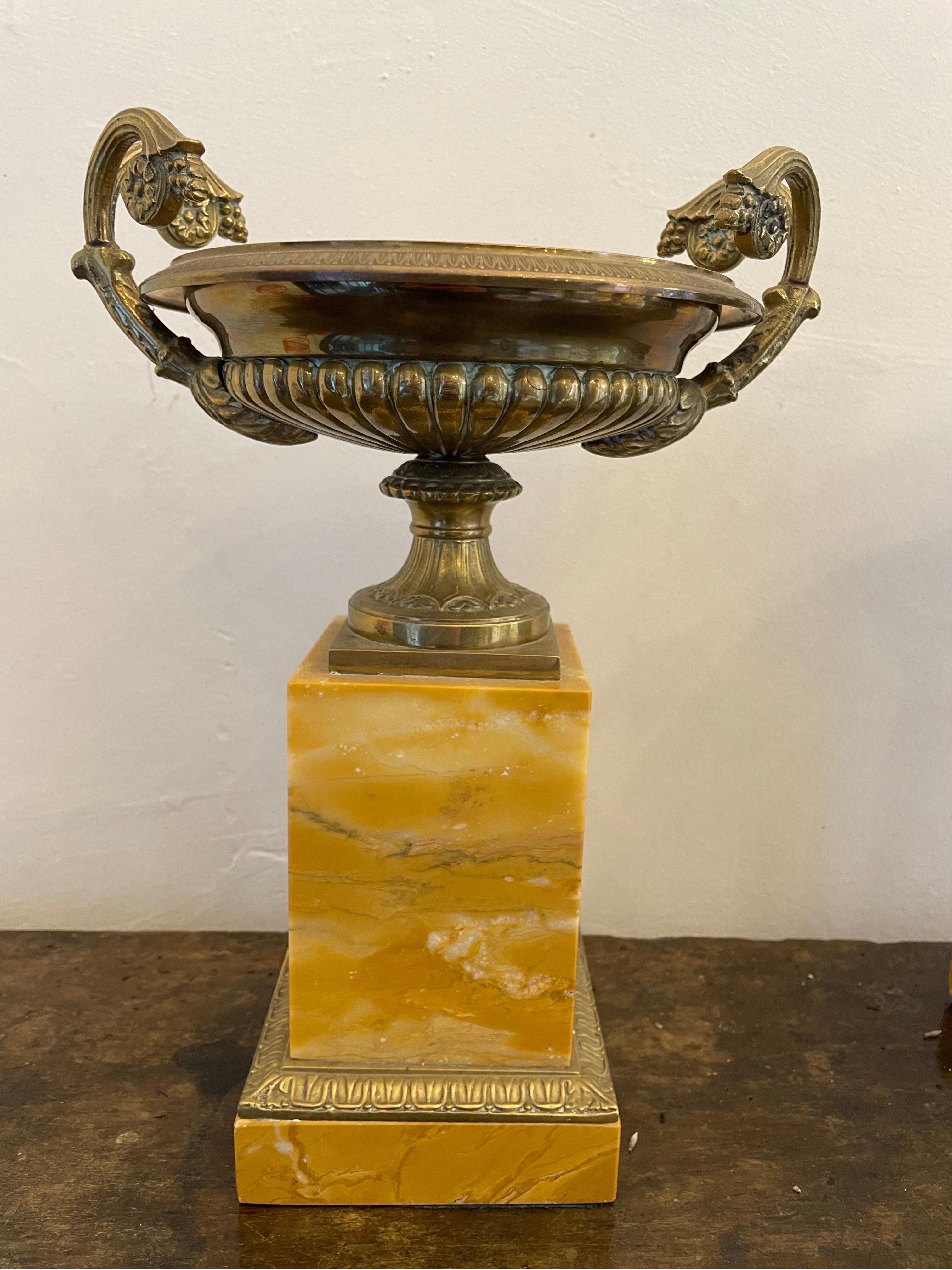 Stile impero Coppia di urne in bronzo dorato in stile Impero francese su supporti in marmo, XX secolo in vendita
