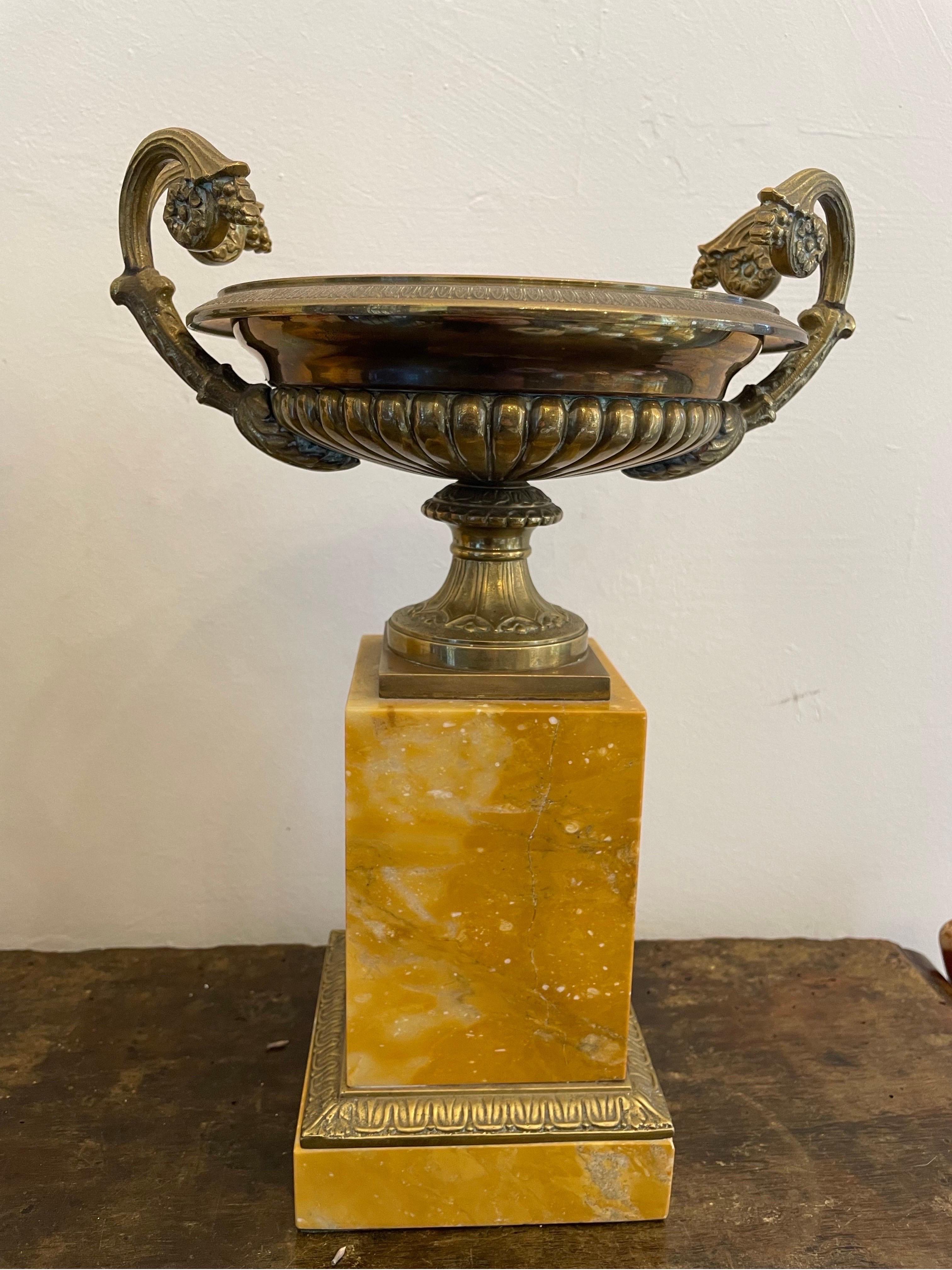 Francese Coppia di urne in bronzo dorato in stile Impero francese su supporti in marmo, XX secolo in vendita
