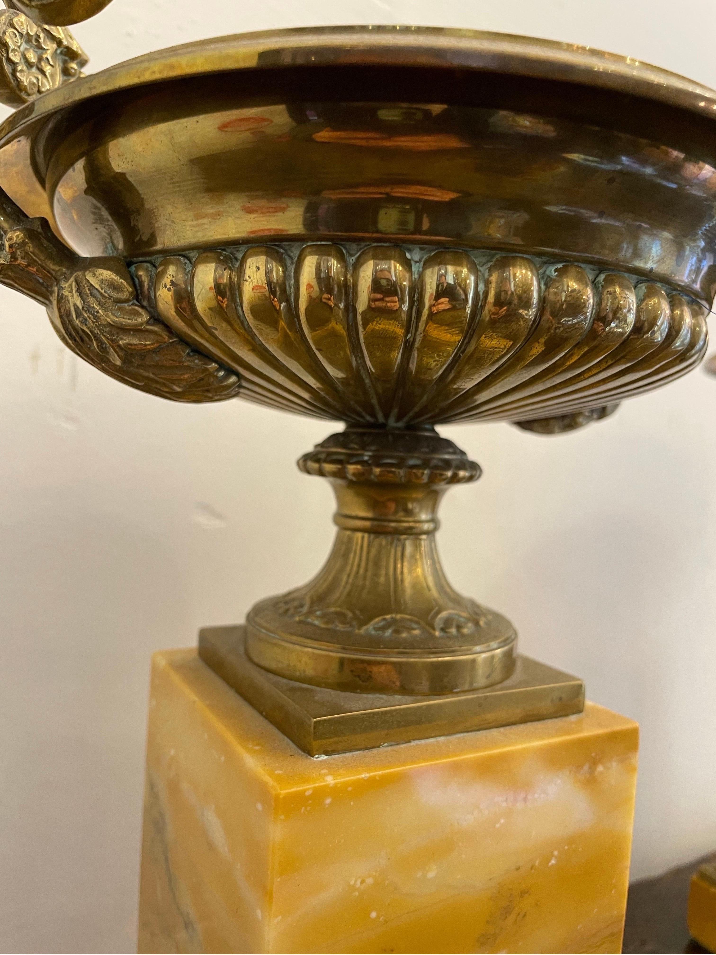 Calco Coppia di urne in bronzo dorato in stile Impero francese su supporti in marmo, XX secolo in vendita