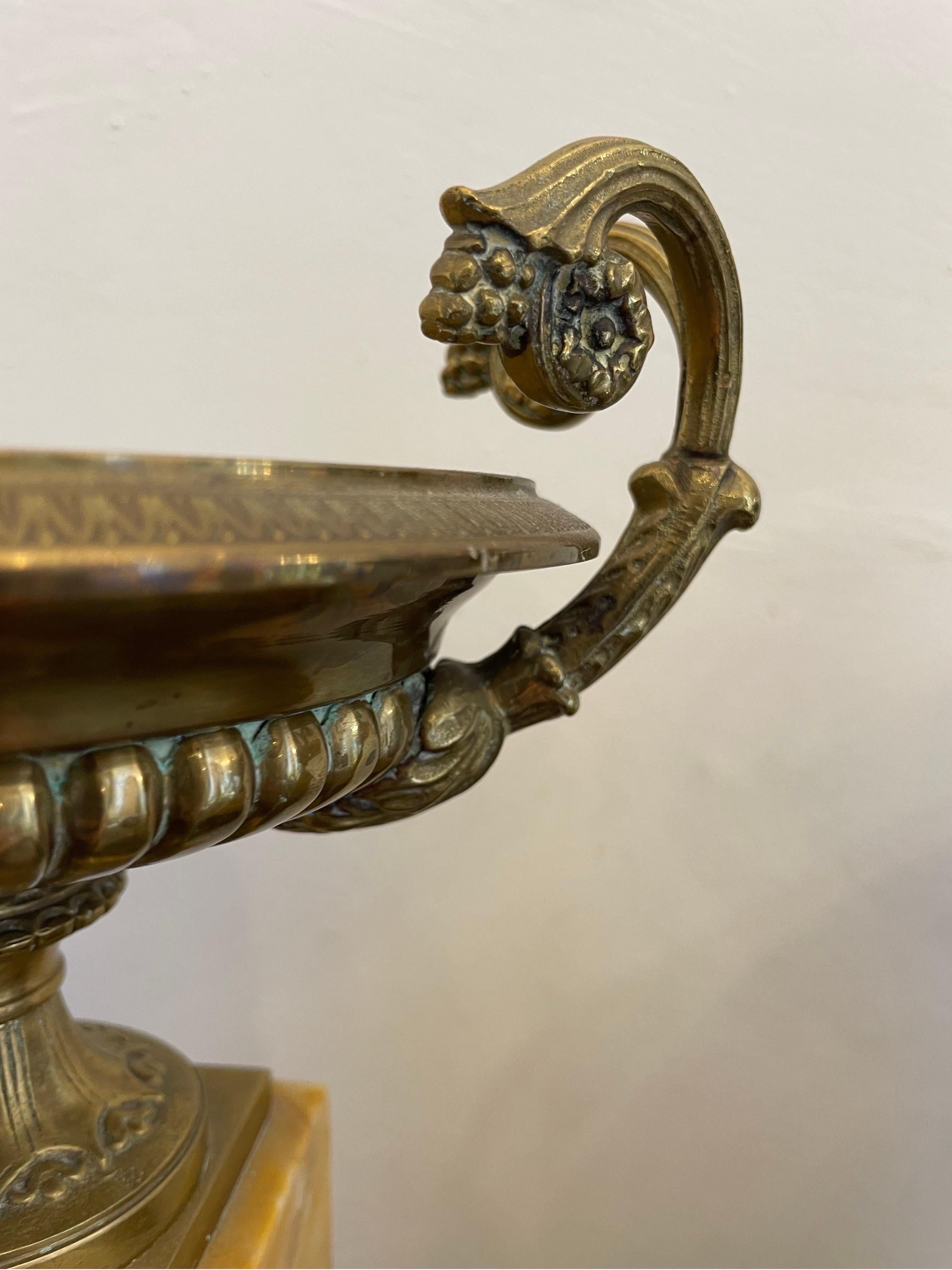 Coppia di urne in bronzo dorato in stile Impero francese su supporti in marmo, XX secolo In condizioni buone in vendita a ARMADALE, VIC