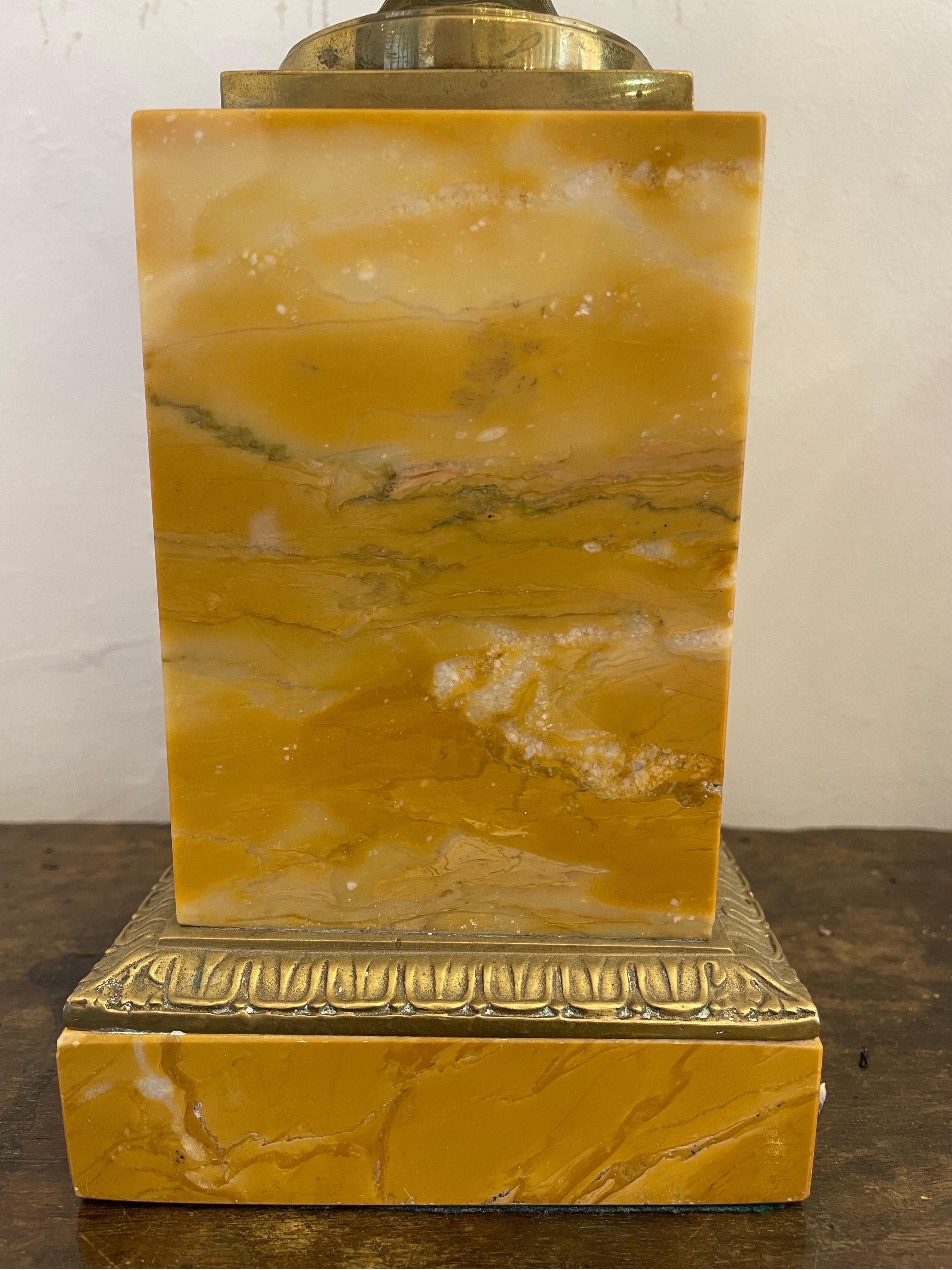 Bronzo Coppia di urne in bronzo dorato in stile Impero francese su supporti in marmo, XX secolo in vendita
