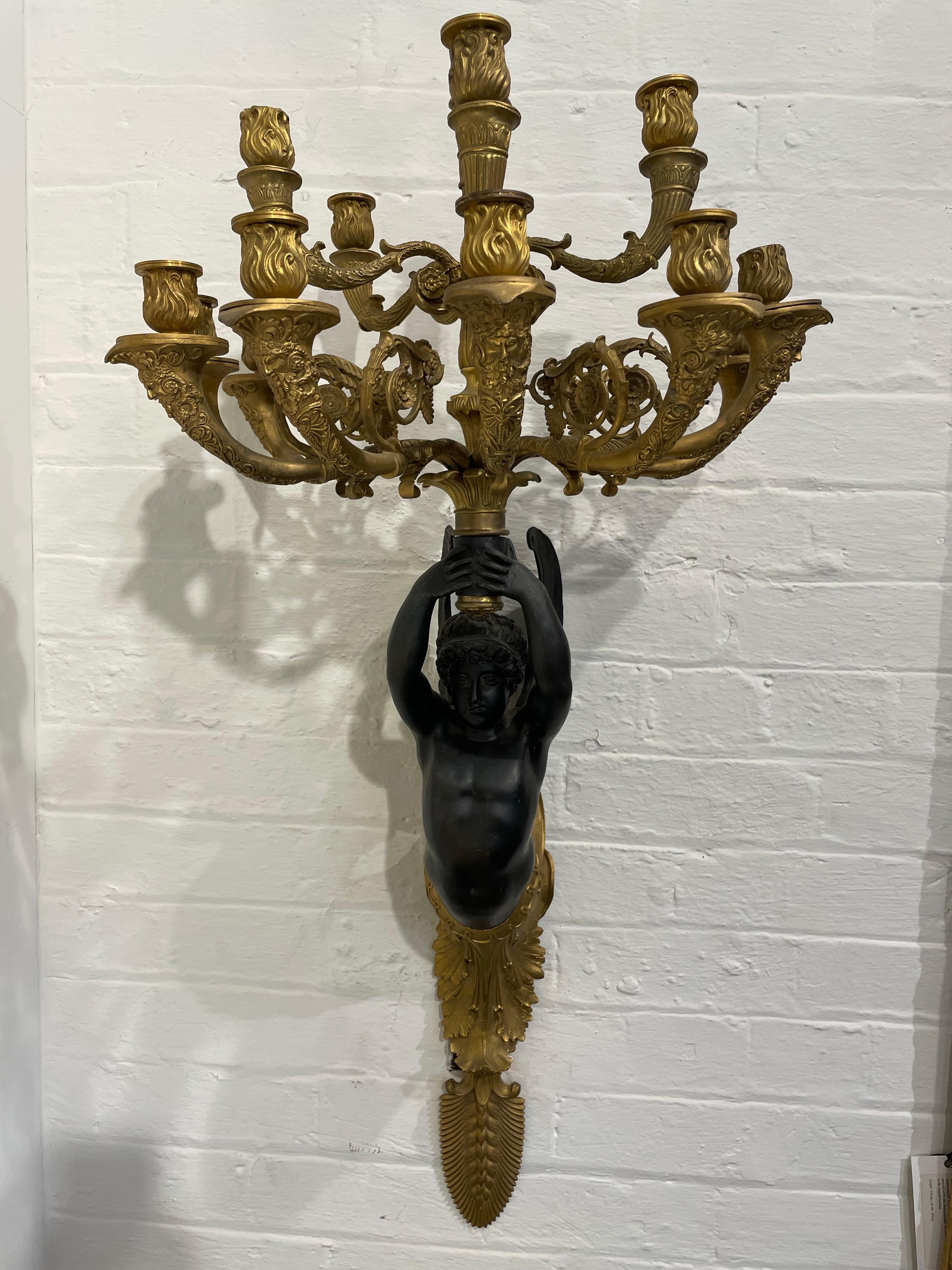 Coppia di candelabri in stile impero francese in ormolu e bronzo, fine XIX secolo
	                                                                                    	     
Provenienza:  Collezione privata del Wales and Wales.

Descrizione:
Ciascun