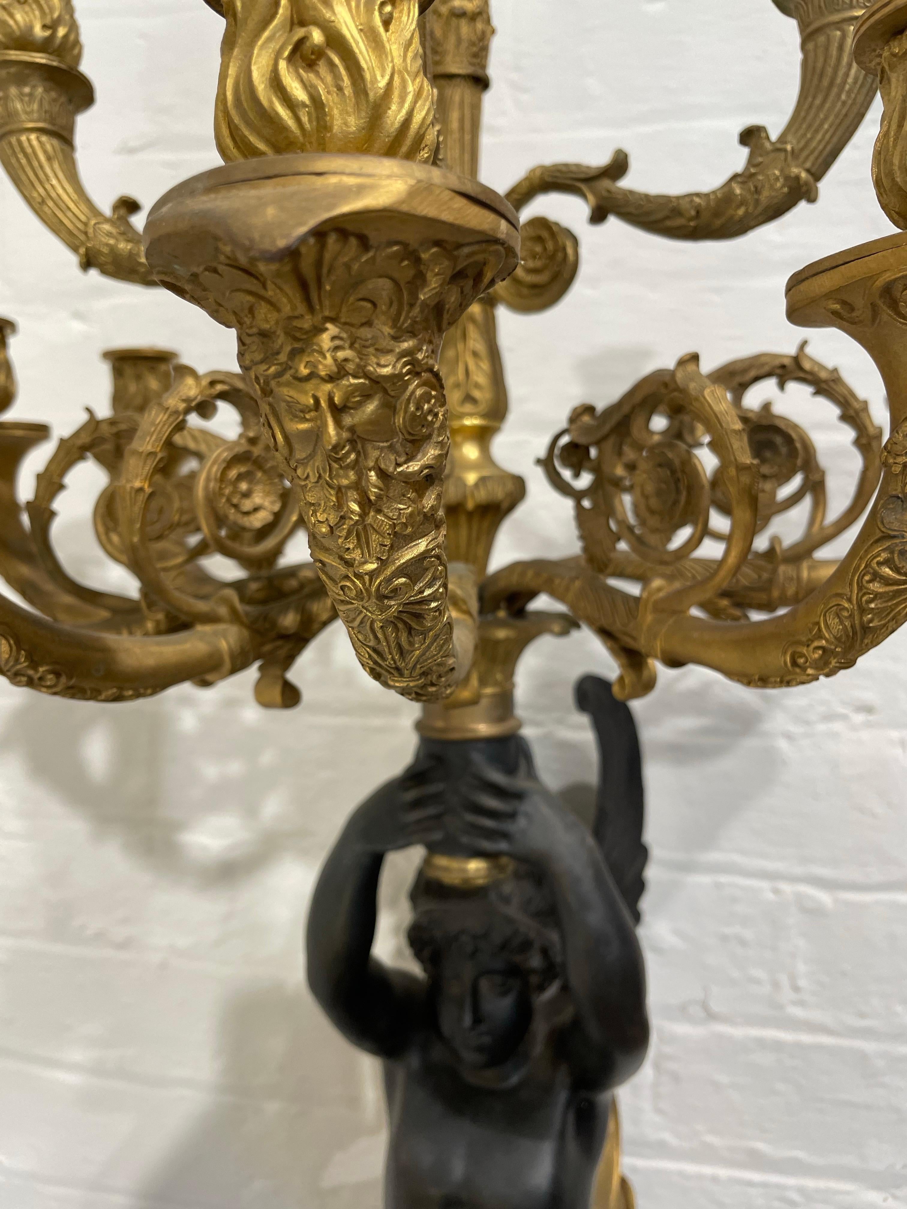 Stile impero Coppia di candelabri in stile impero francese in ormolu e bronzo, fine XIX secolo in vendita