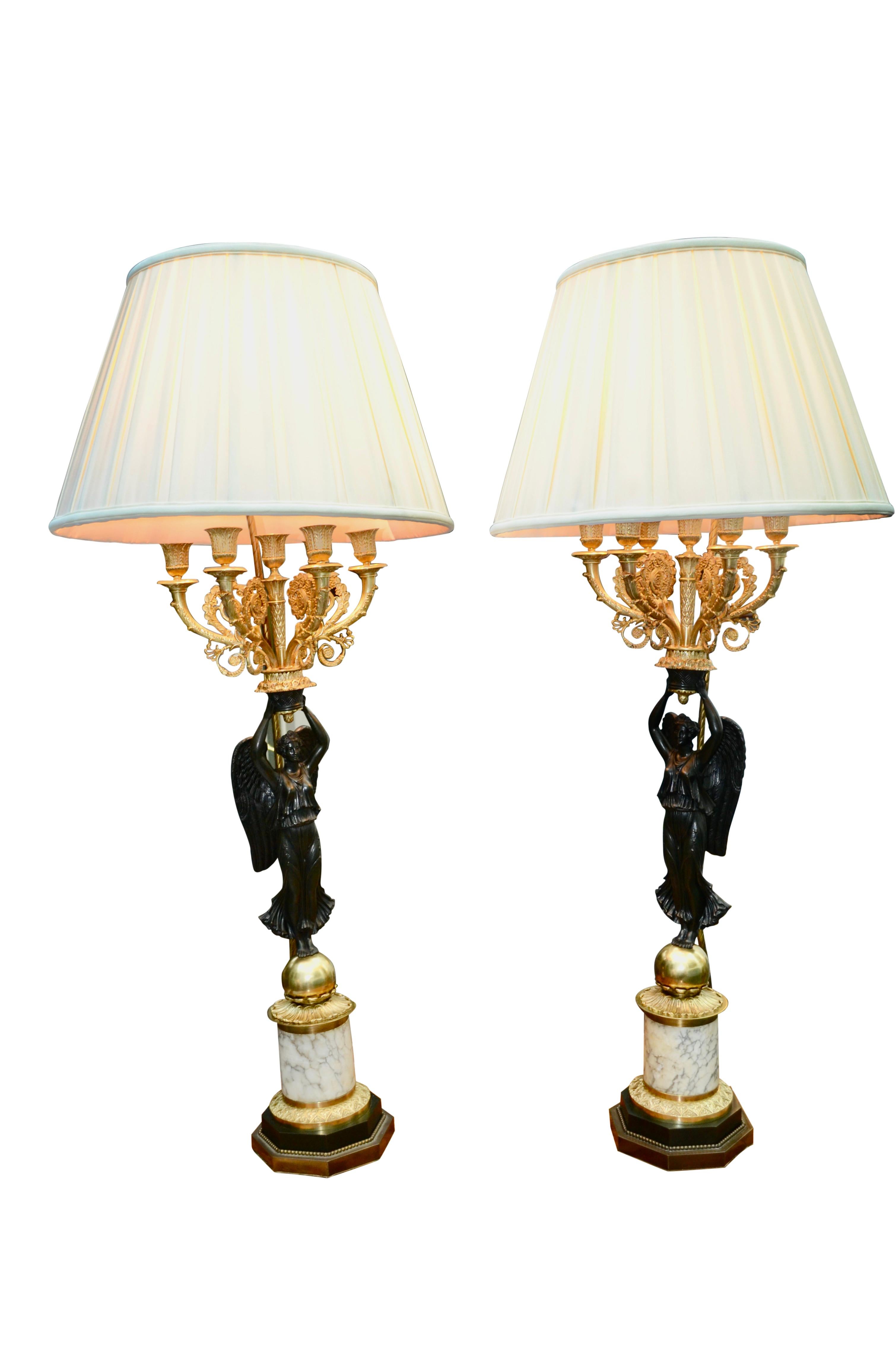 Ein Paar französische geflügelte Siege-Lampen im Empire-Stil aus patinierter und vergoldeter Bronze (Handgeschnitzt) im Angebot