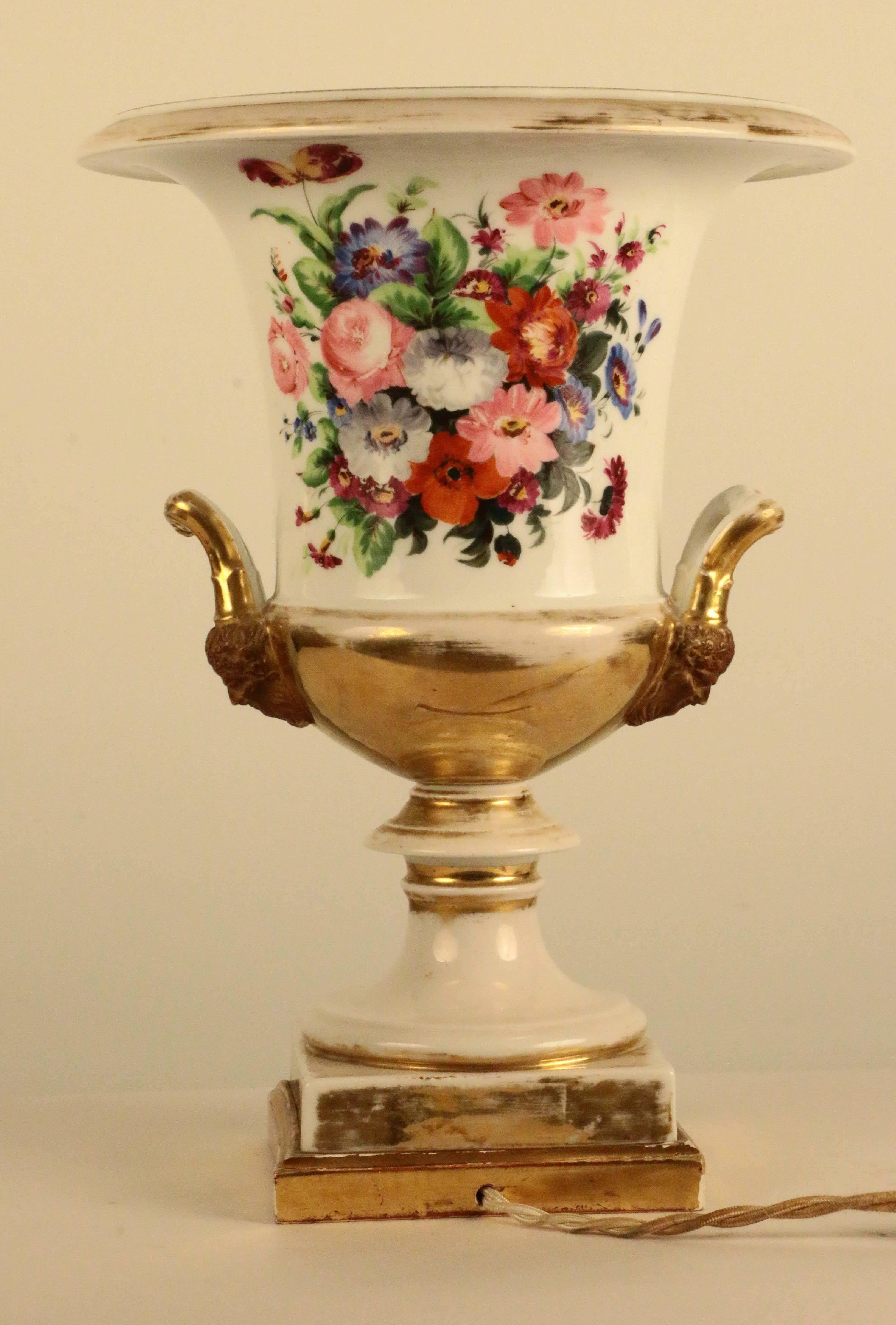 Peint à la main Paire d'urnes en porcelaine de style Empire français en vente